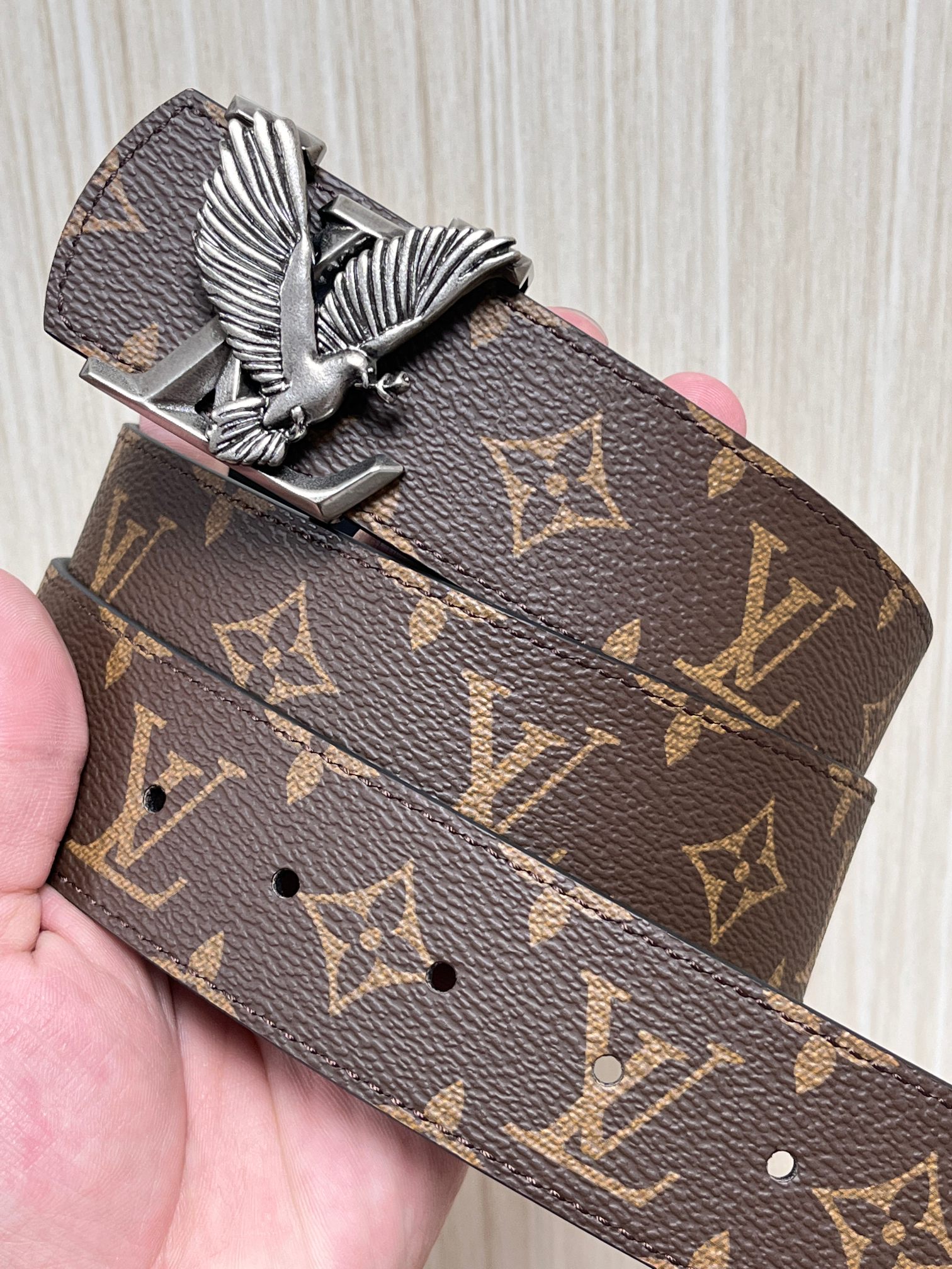 当季新款（型号M884）一面是经典Monogram老花帆布，另一面是黑色牛皮，可根据穿搭场景切换风格，实