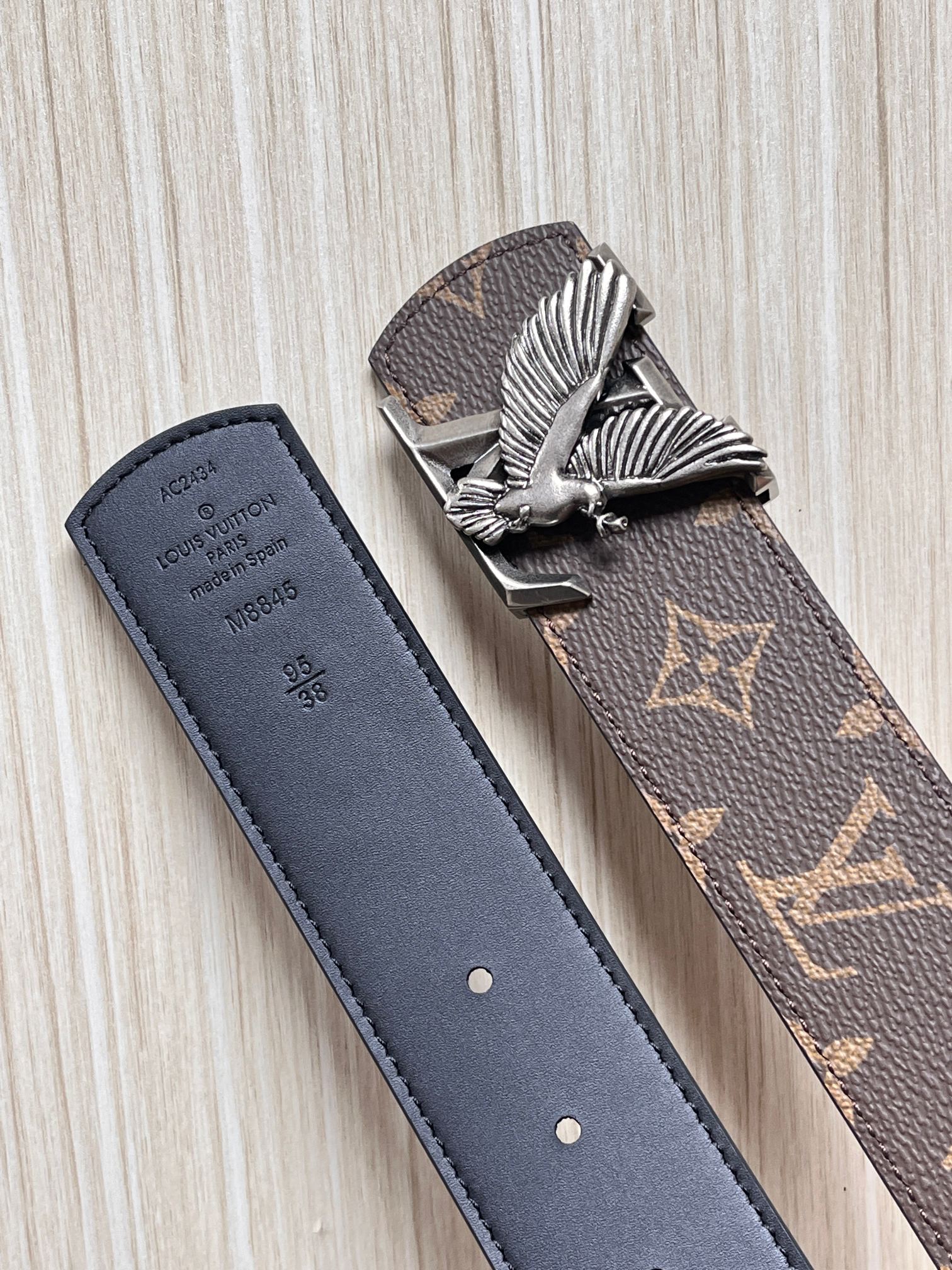 当季新款（型号M884）一面是经典Monogram老花帆布，另一面是黑色牛皮，可根据穿搭场景切换风格，实