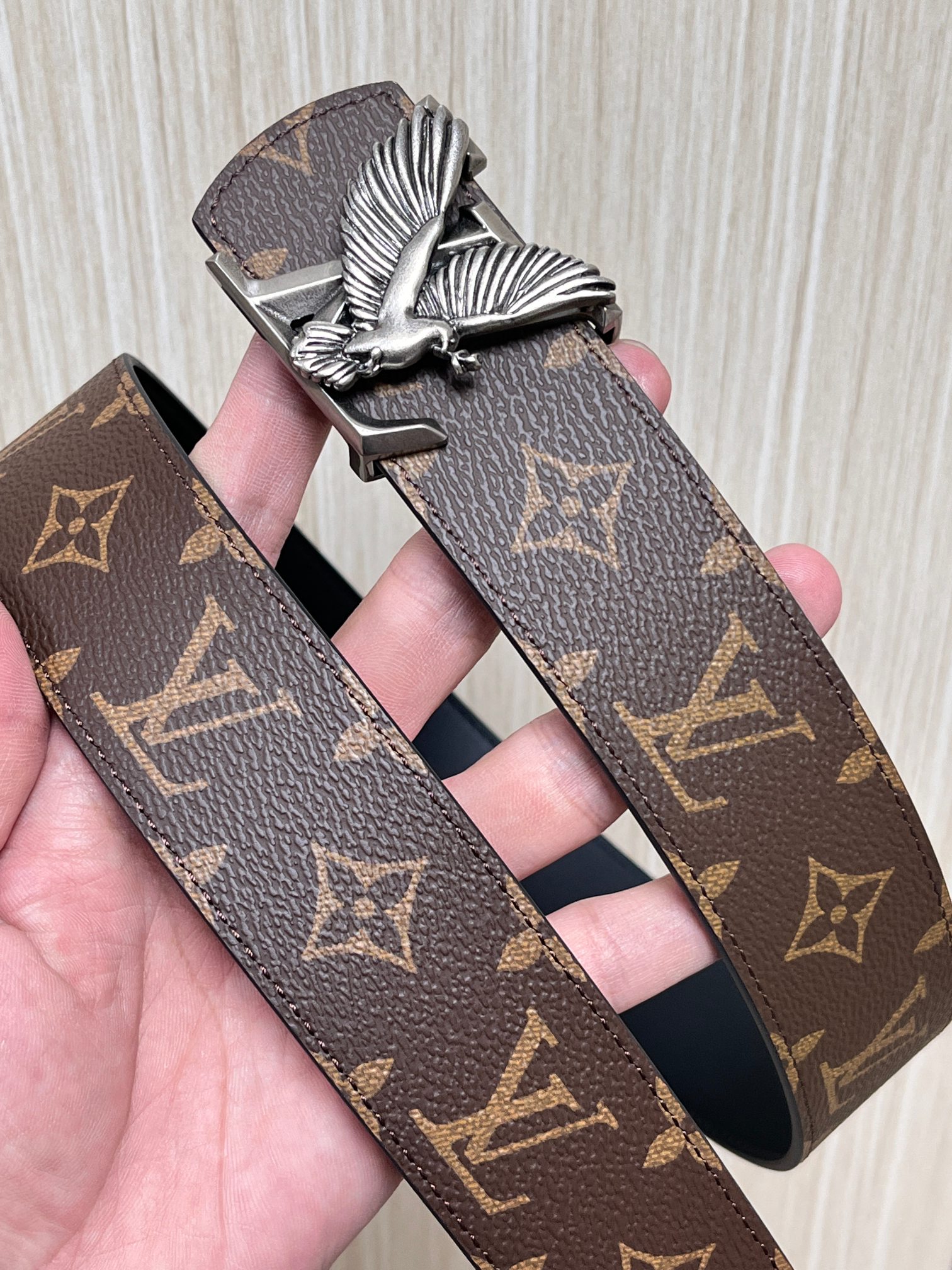 当季新款（型号M884）一面是经典Monogram老花帆布，另一面是黑色牛皮，可根据穿搭场景切换风格，实