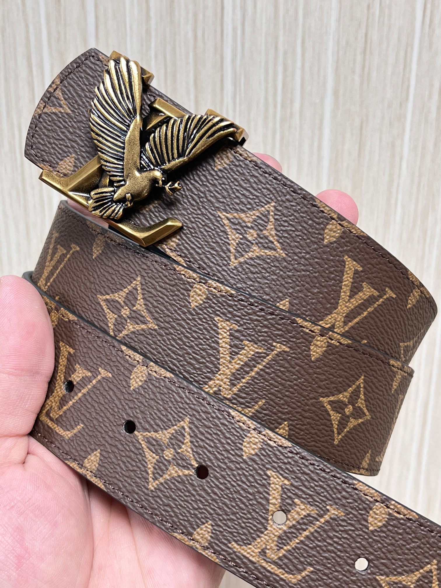 当季新款（型号M884）一面是经典Monogram老花帆布，另一面是黑色牛皮，可根据穿搭场景切换风格，实