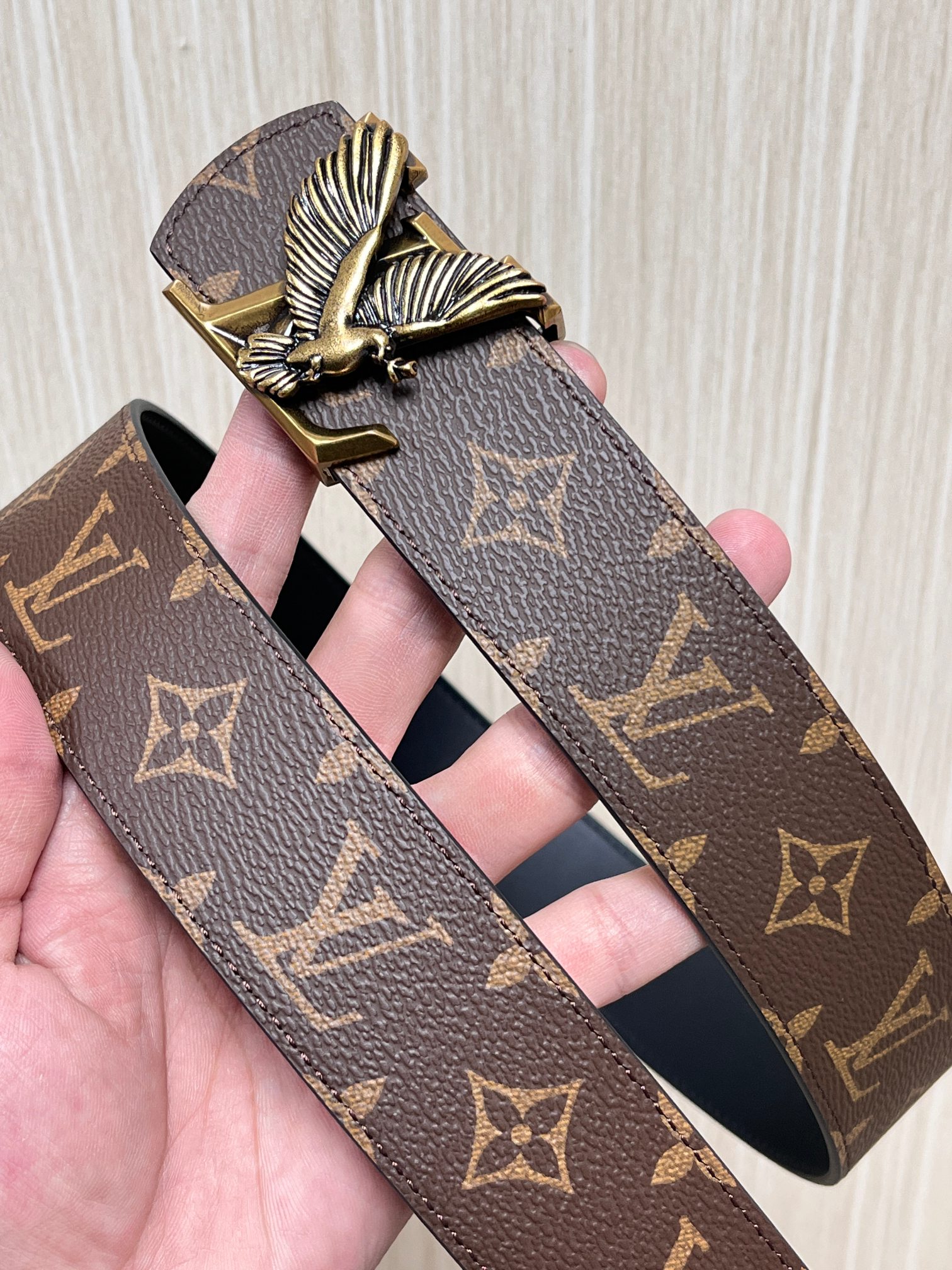 当季新款（型号M884）一面是经典Monogram老花帆布，另一面是黑色牛皮，可根据穿搭场景切换风格，实