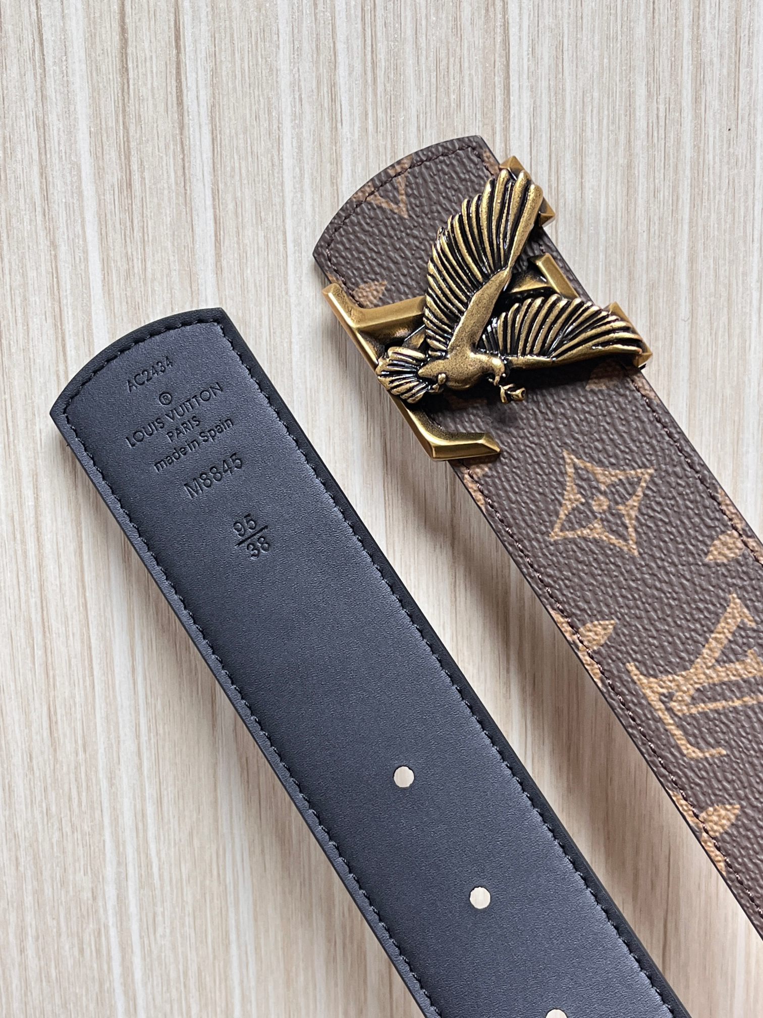当季新款（型号M884）一面是经典Monogram老花帆布，另一面是黑色牛皮，可根据穿搭场景切换风格，实