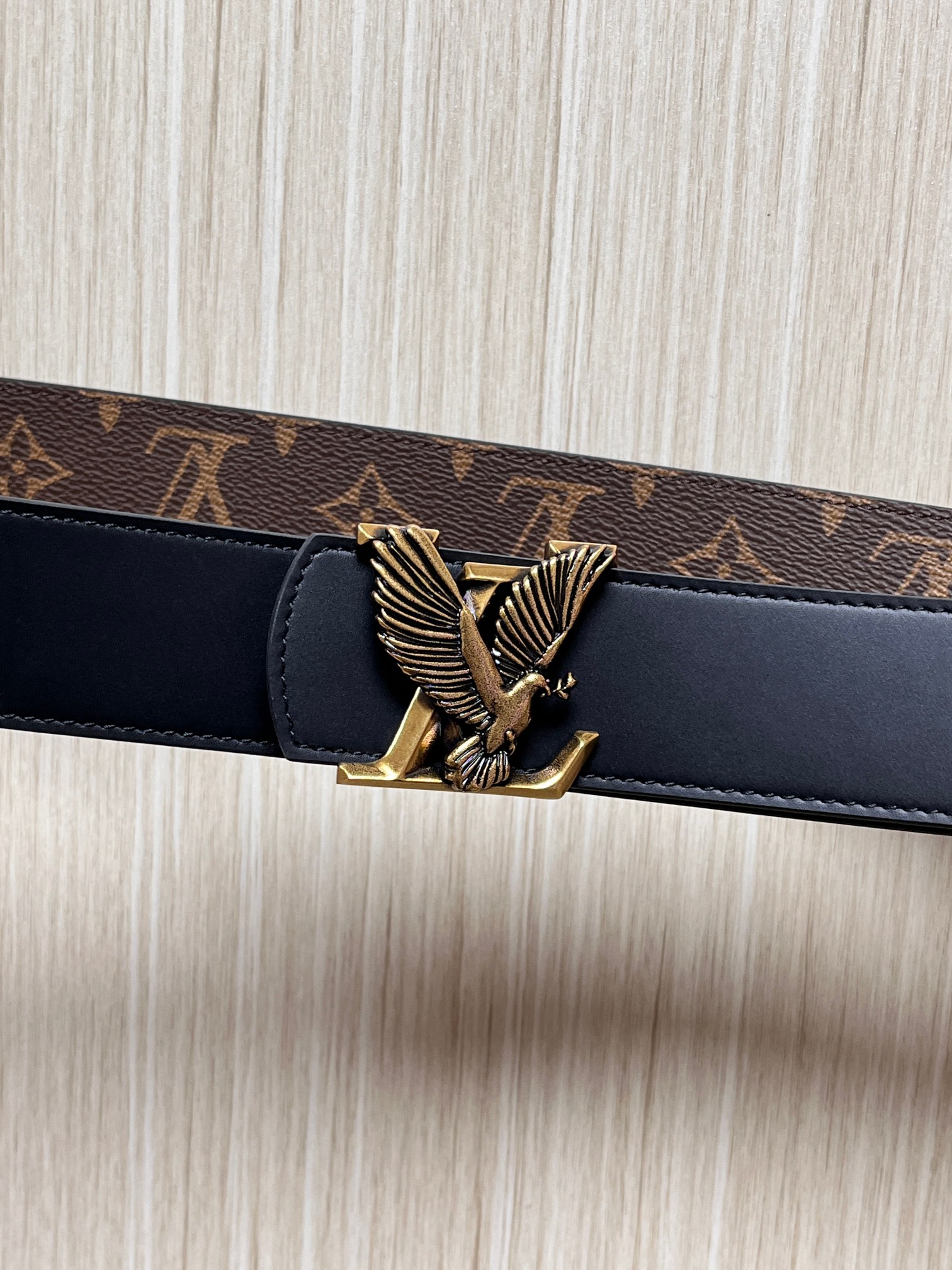 当季新款（型号M884）一面是经典Monogram老花帆布，另一面是黑色牛皮，可根据穿搭场景切换风格，实