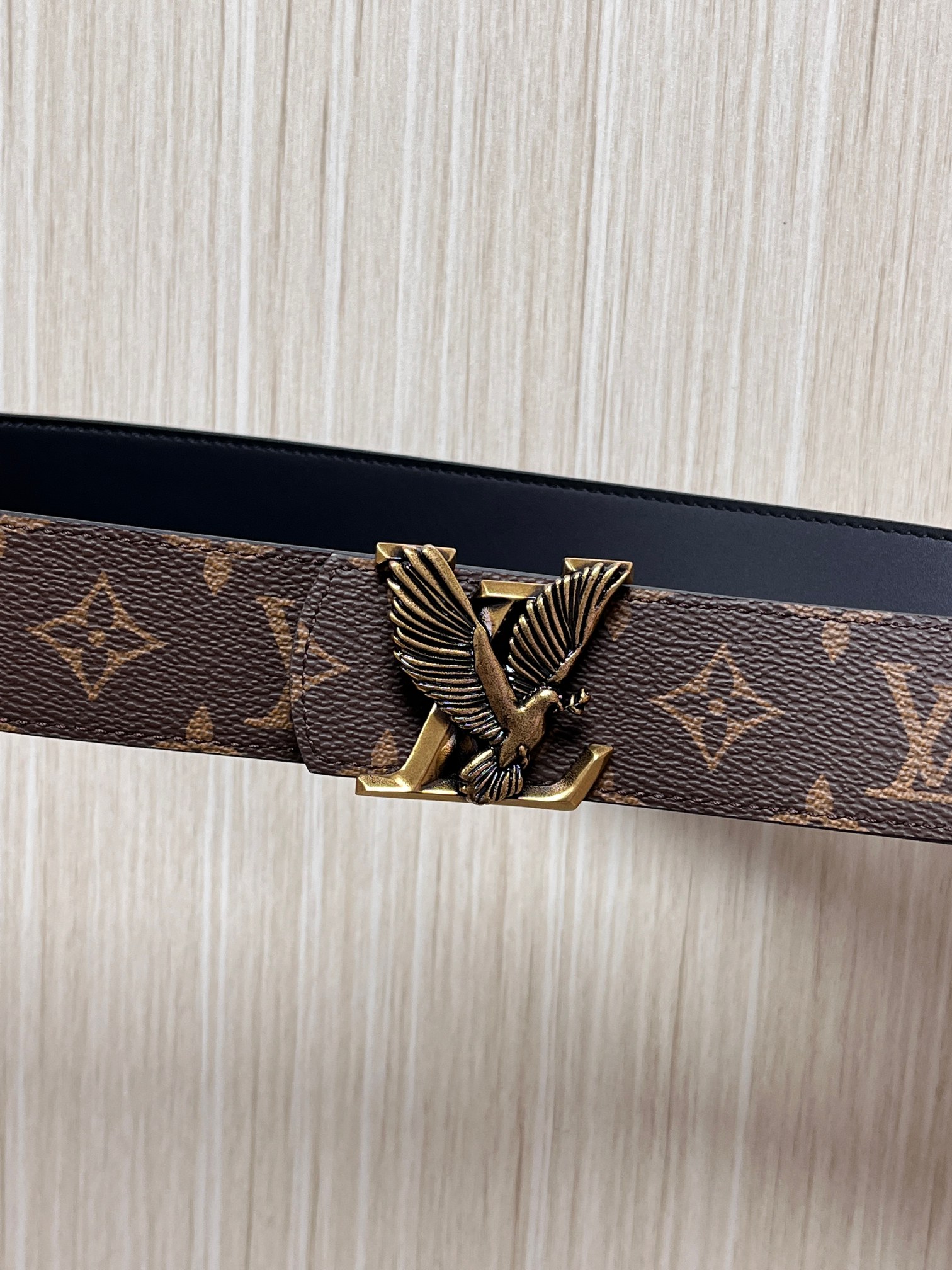 当季新款（型号M884）一面是经典Monogram老花帆布，另一面是黑色牛皮，可根据穿搭场景切换风格，实