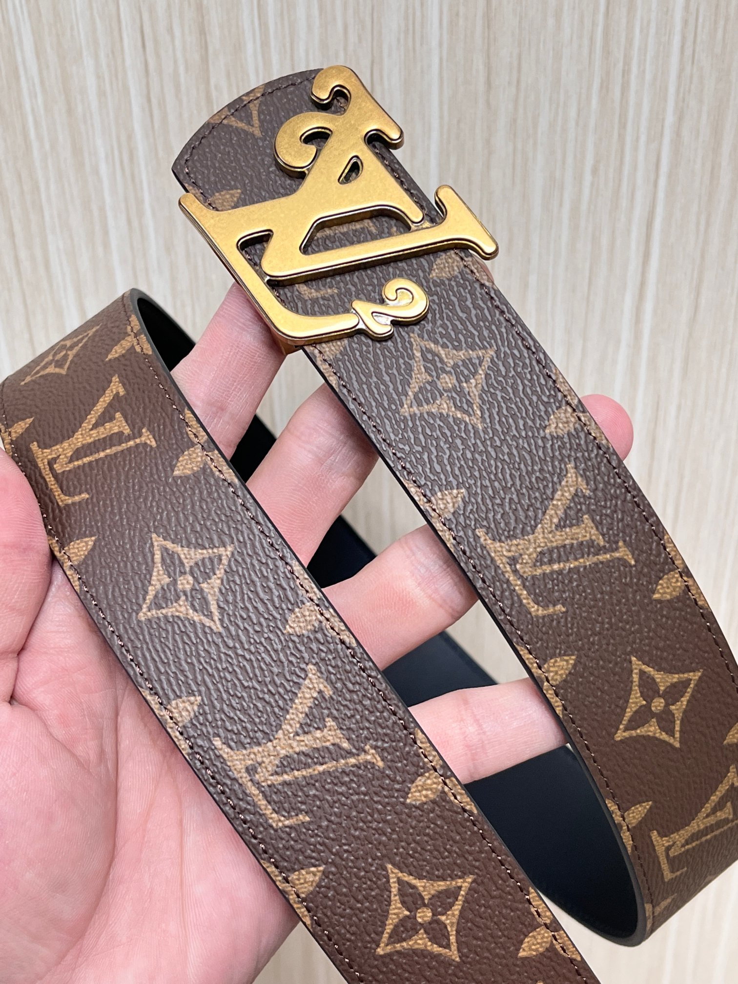 当季新款（型号M884）一面是经典Monogram老花帆布，另一面是黑色牛皮，可根据穿搭场景切换风格，实