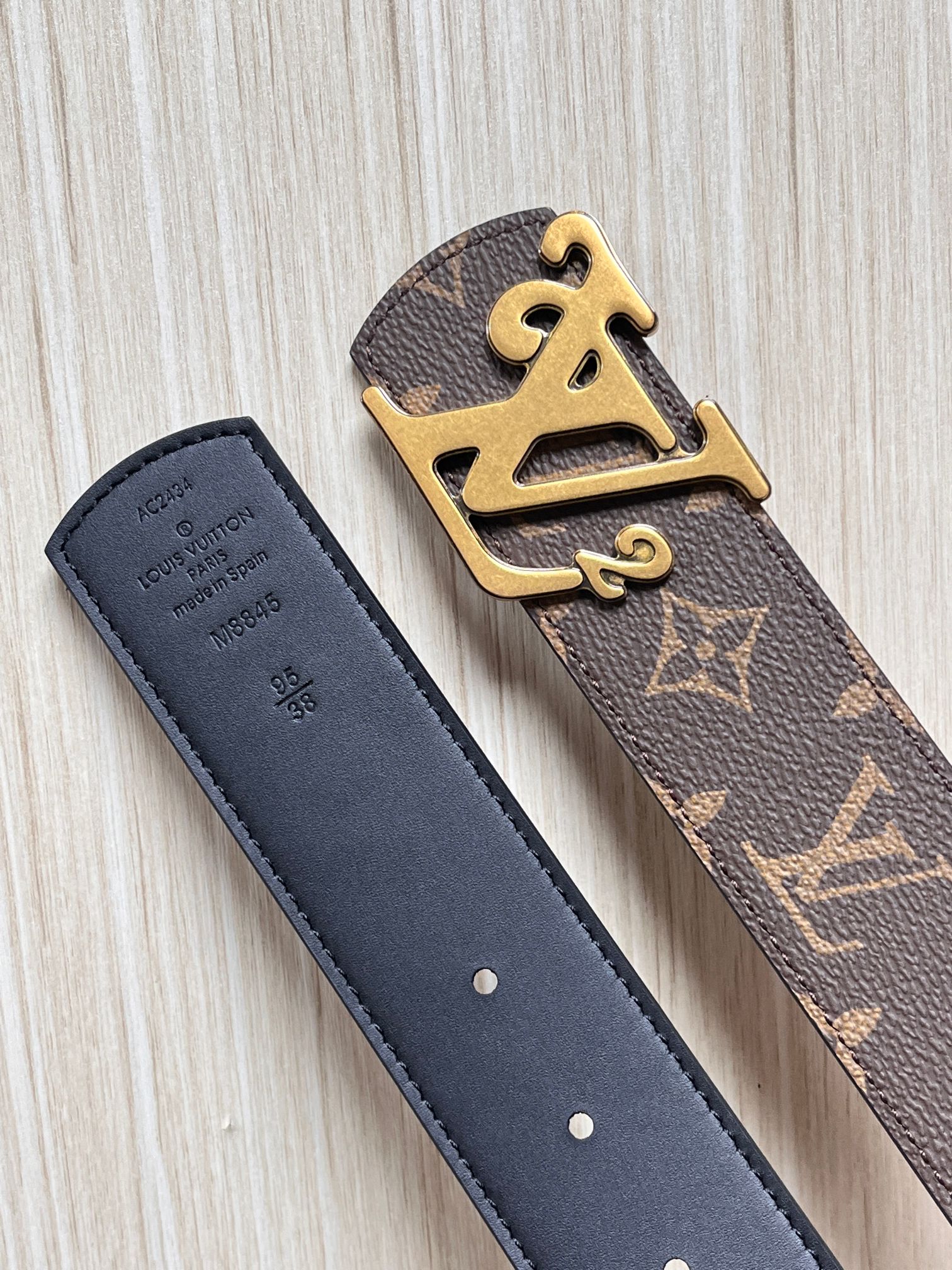 当季新款（型号M884）一面是经典Monogram老花帆布，另一面是黑色牛皮，可根据穿搭场景切换风格，实