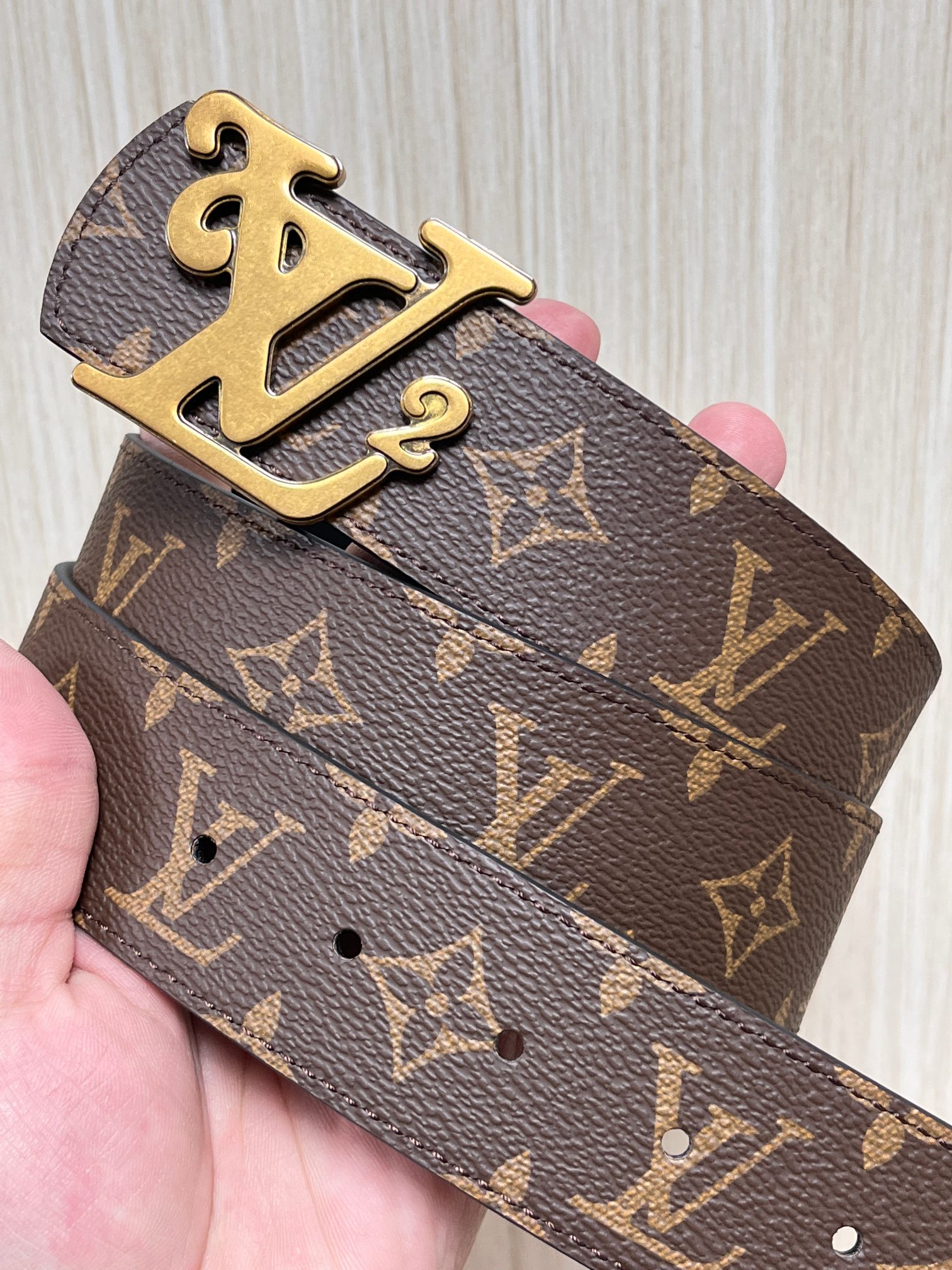 当季新款（型号M884）一面是经典Monogram老花帆布，另一面是黑色牛皮，可根据穿搭场景切换风格，实