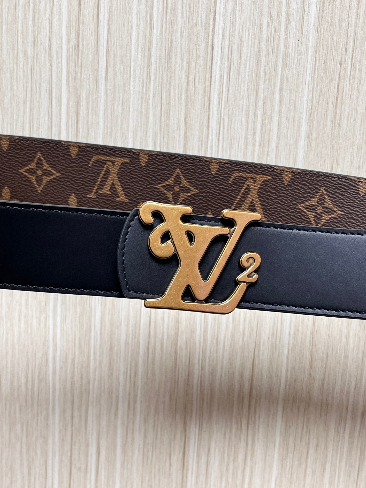 当季新款（型号M884）一面是经典Monogram老花帆布，另一面是黑色牛皮，可根据穿搭场景切换风格，实