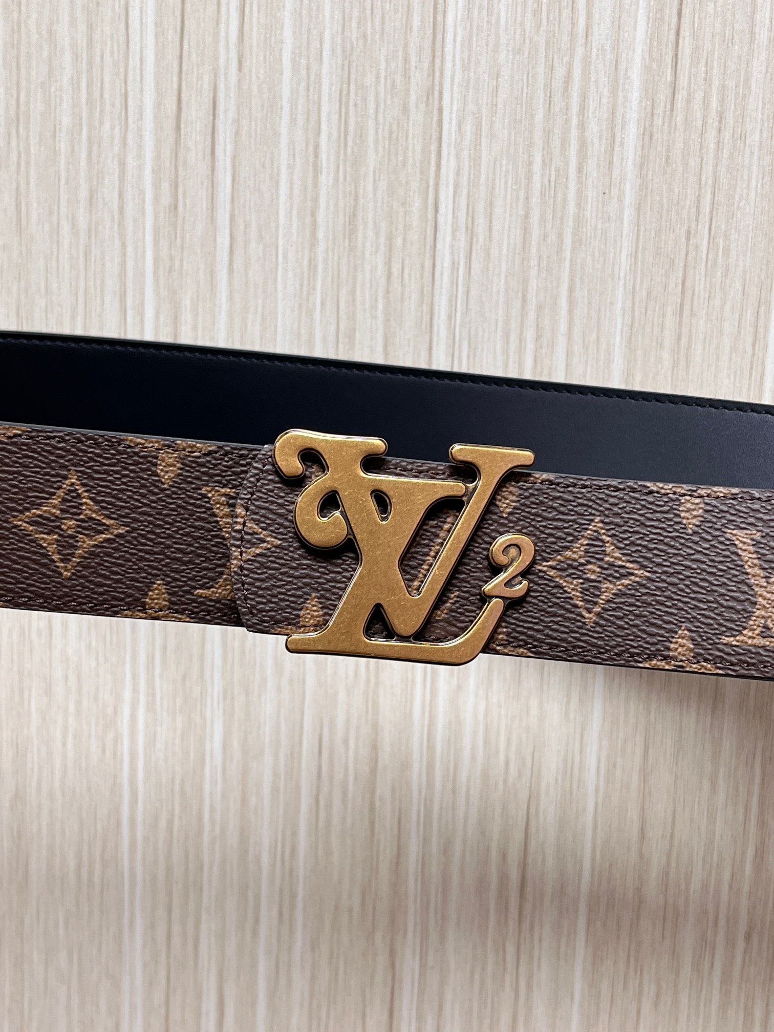 当季新款（型号M884）一面是经典Monogram老花帆布，另一面是黑色牛皮，可根据穿搭场景切换风格，实