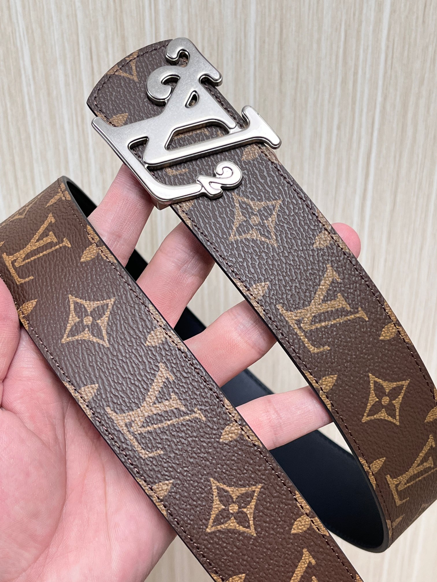 当季新款（型号M884）一面是经典Monogram老花帆布，另一面是黑色牛皮，可根据穿搭场景切换风格，实