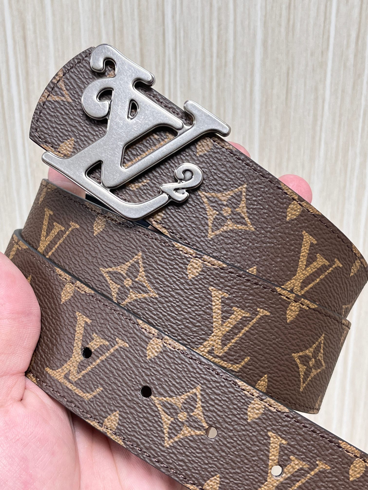 当季新款（型号M884）一面是经典Monogram老花帆布，另一面是黑色牛皮，可根据穿搭场景切换风格，实