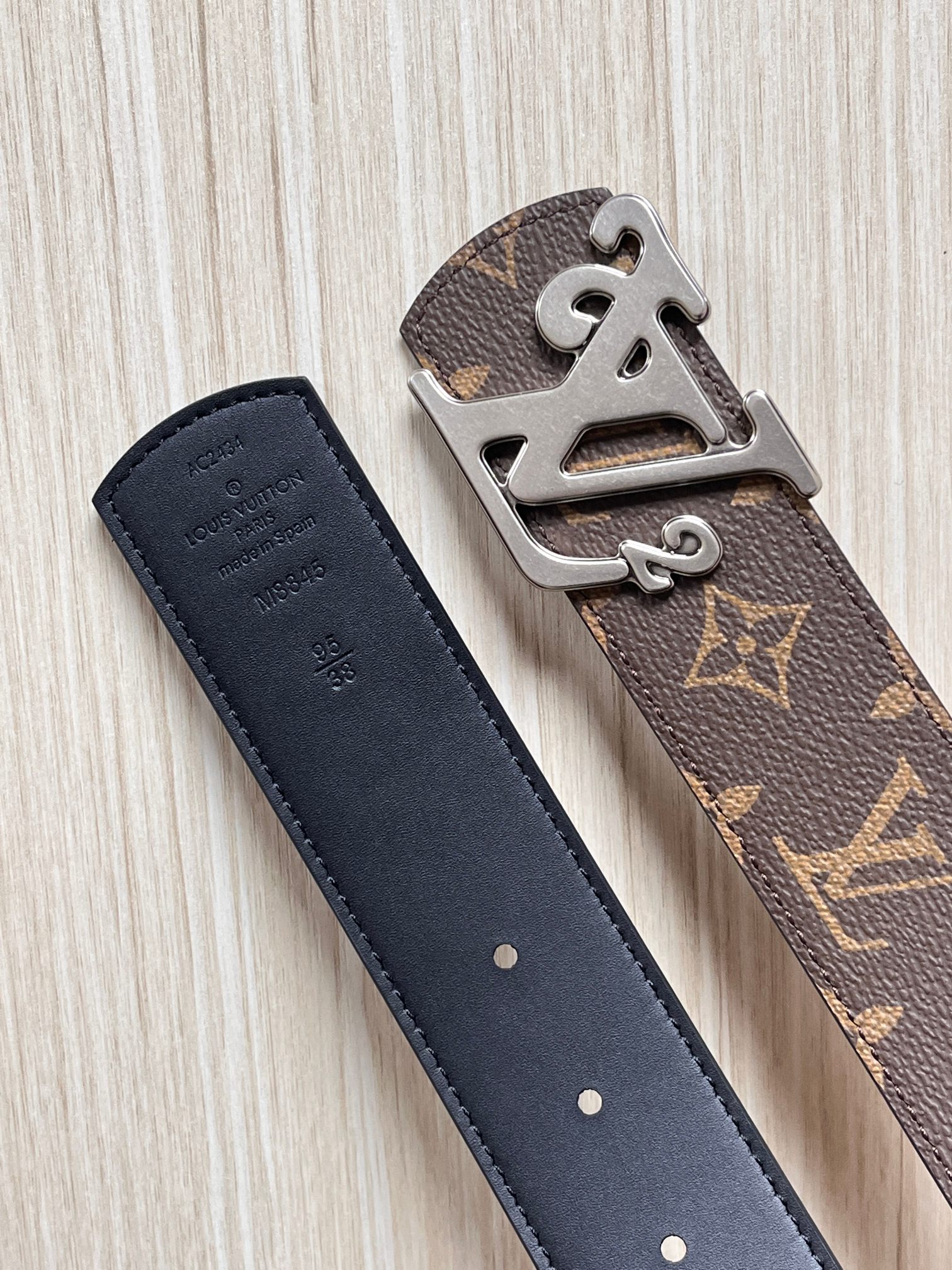 当季新款（型号M884）一面是经典Monogram老花帆布，另一面是黑色牛皮，可根据穿搭场景切换风格，实