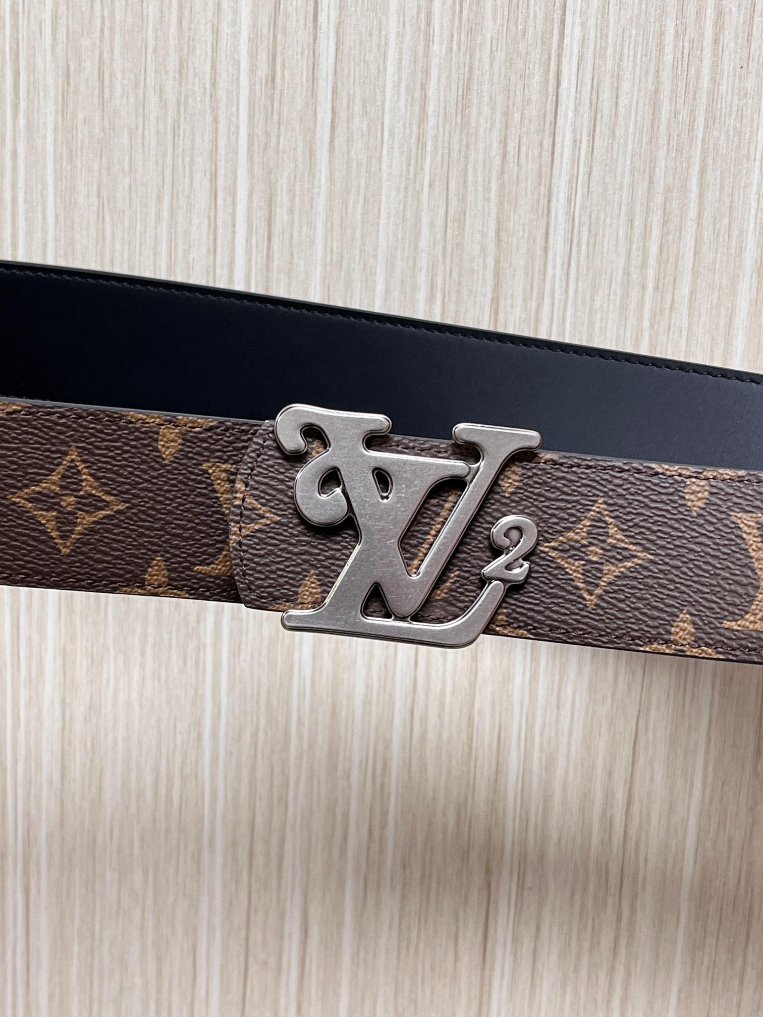 当季新款（型号M884）一面是经典Monogram老花帆布，另一面是黑色牛皮，可根据穿搭场景切换风格，实