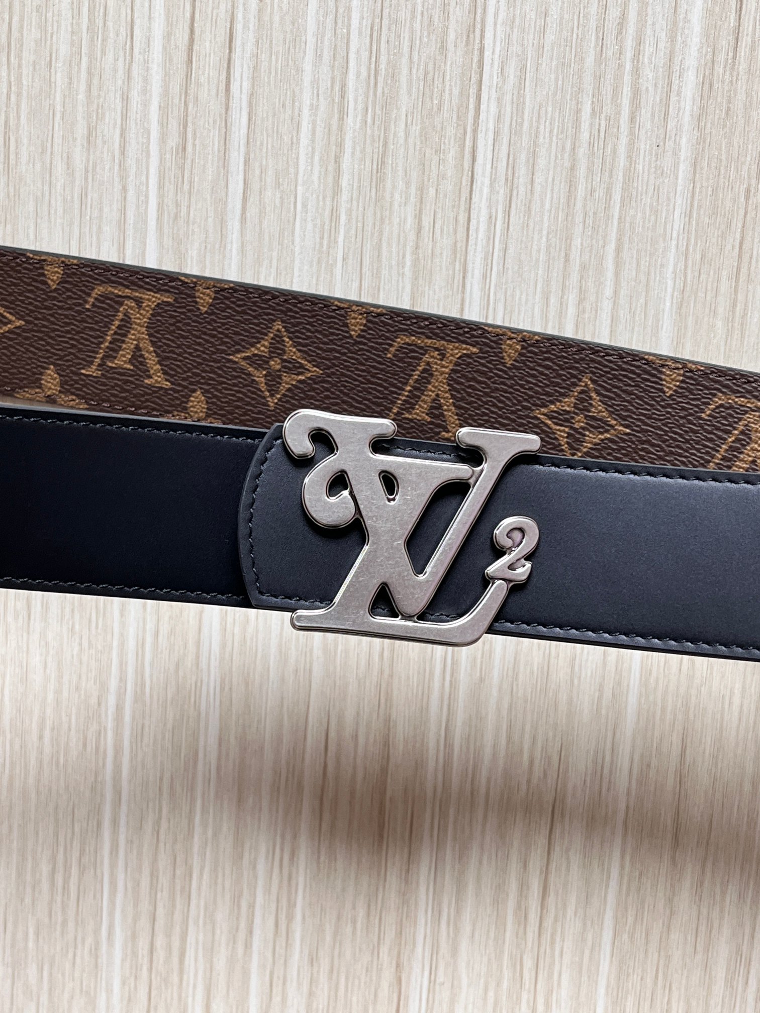 当季新款（型号M884）一面是经典Monogram老花帆布，另一面是黑色牛皮，可根据穿搭场景切换风格，实