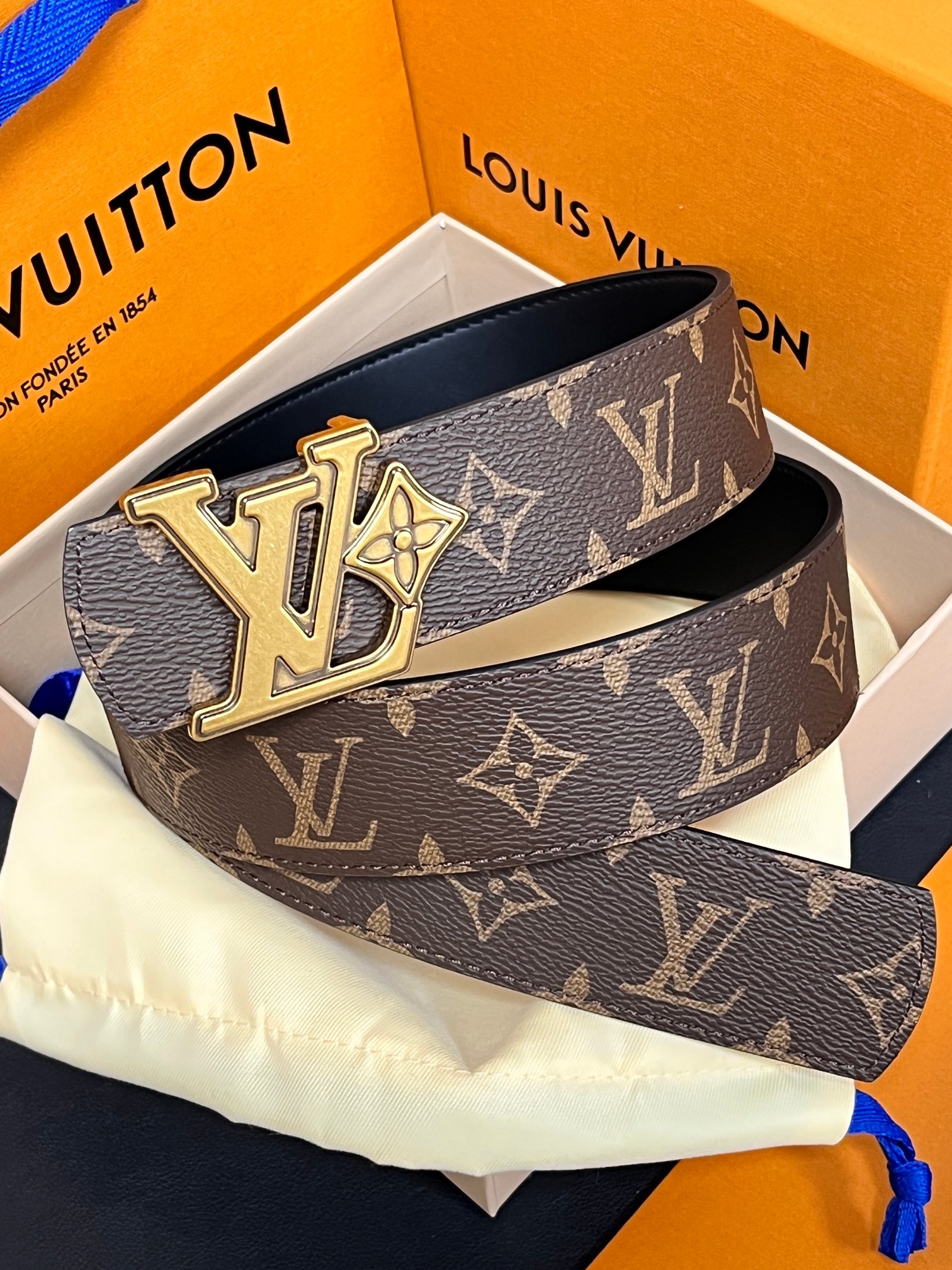 当季新款（型号M884）一面是经典Monogram老花帆布，另一面是黑色牛皮，可根据穿搭场景切换风格，实