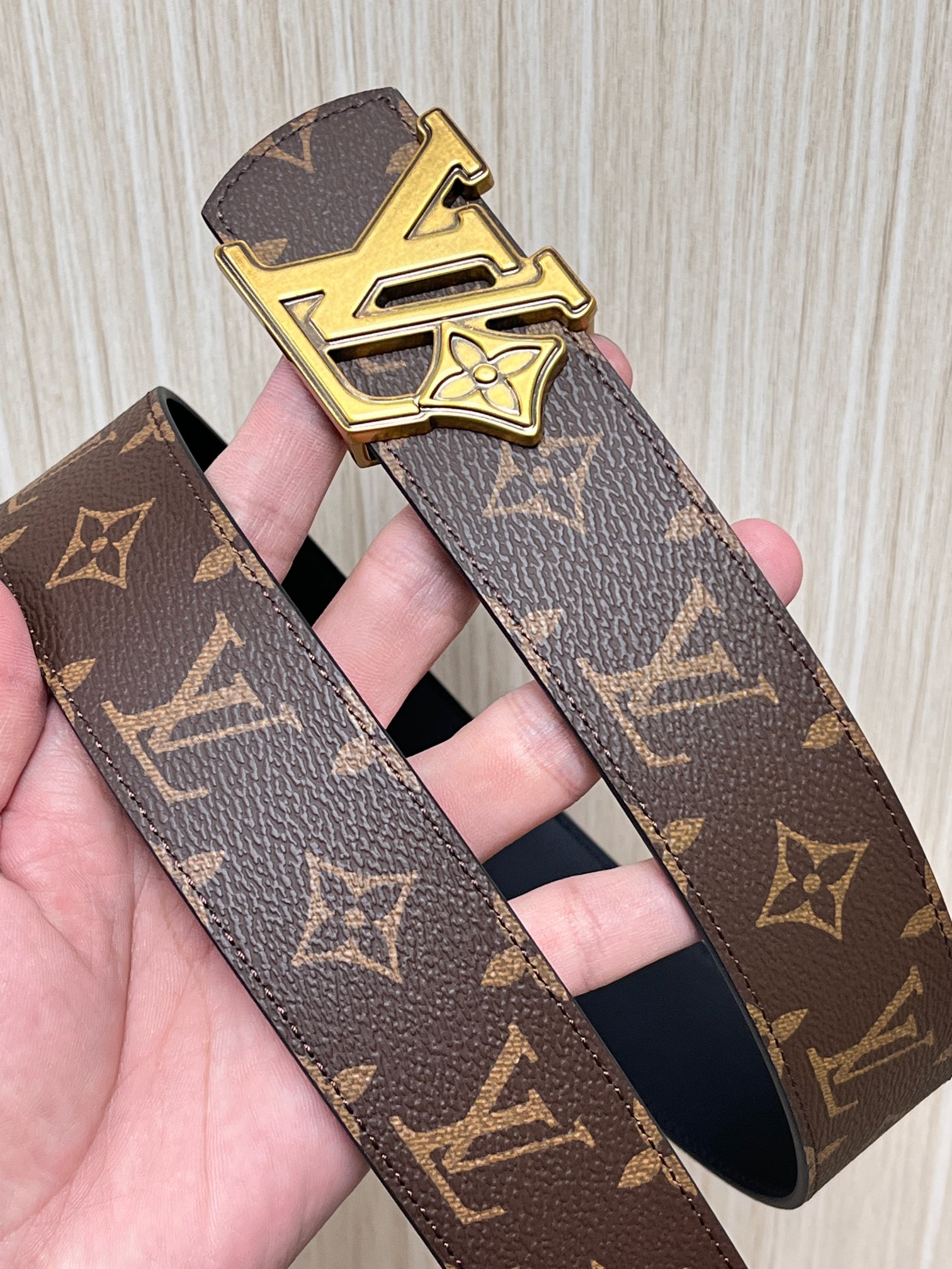 当季新款（型号M884）一面是经典Monogram老花帆布，另一面是黑色牛皮，可根据穿搭场景切换风格，实