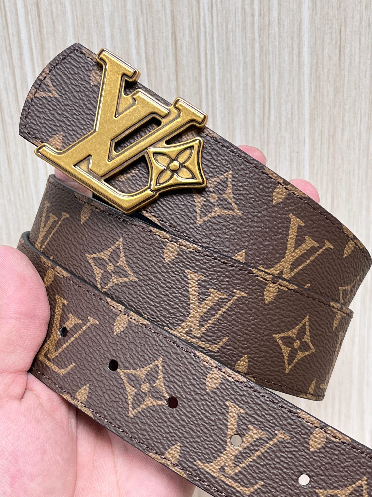当季新款（型号M884）一面是经典Monogram老花帆布，另一面是黑色牛皮，可根据穿搭场景切换风格，实