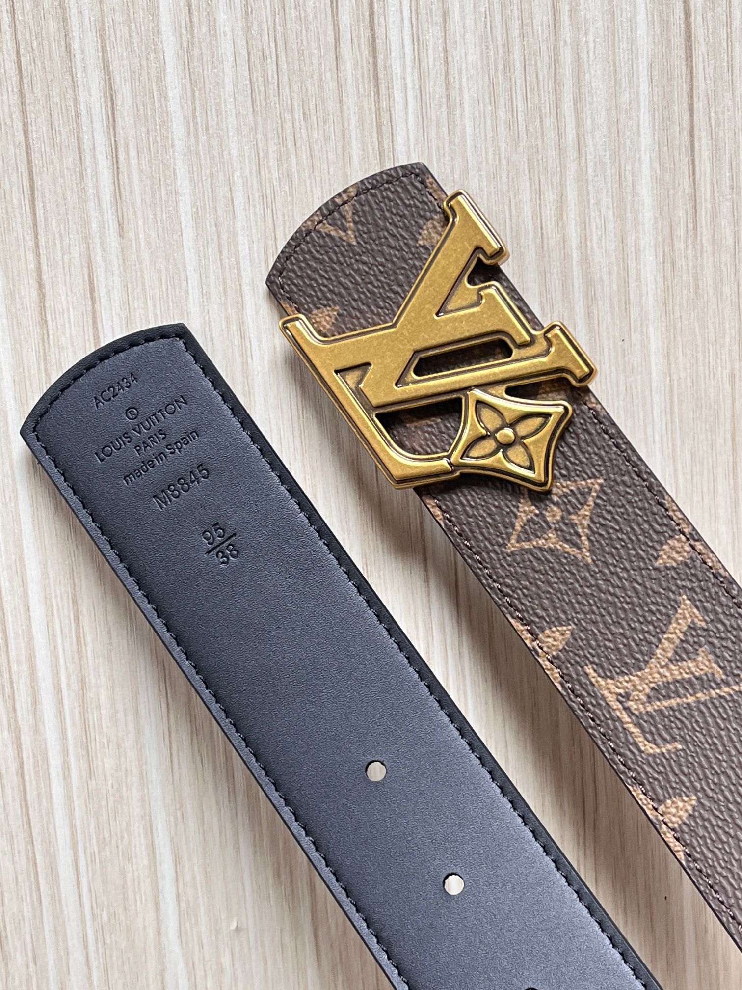 当季新款（型号M884）一面是经典Monogram老花帆布，另一面是黑色牛皮，可根据穿搭场景切换风格，实