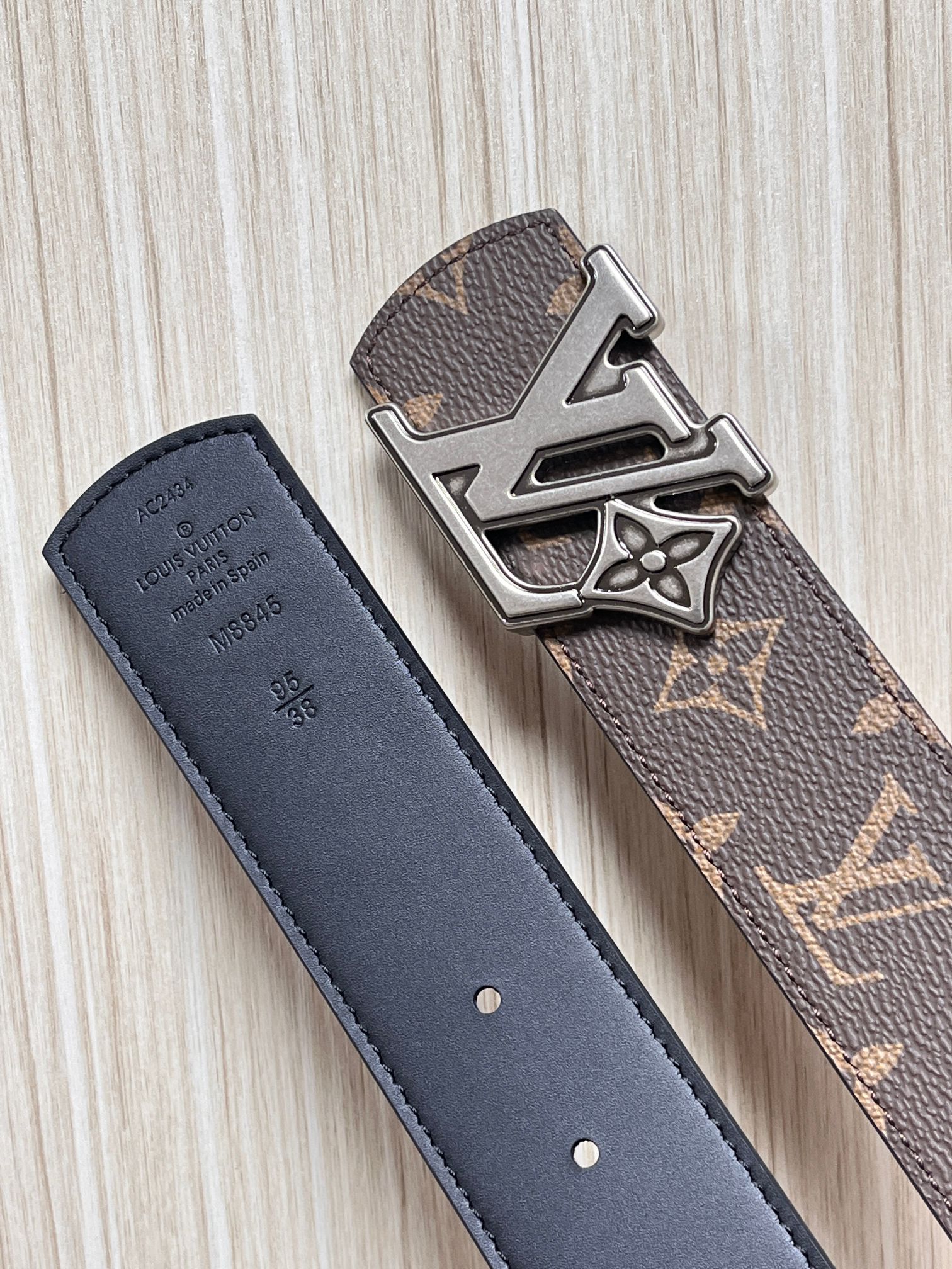 当季新款（型号M884）一面是经典Monogram老花帆布，另一面是黑色牛皮，可根据穿搭场景切换风格，实