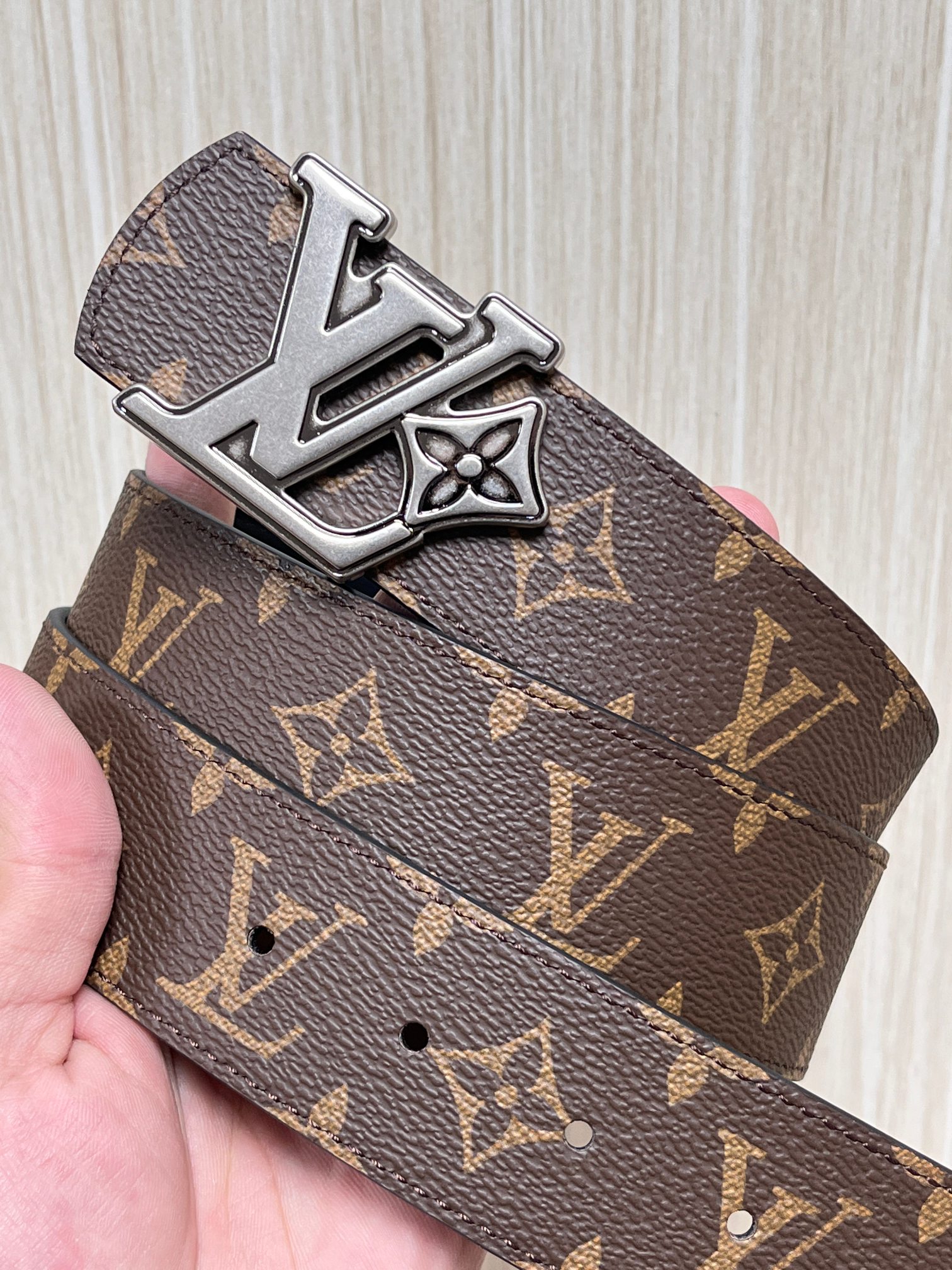 当季新款（型号M884）一面是经典Monogram老花帆布，另一面是黑色牛皮，可根据穿搭场景切换风格，实