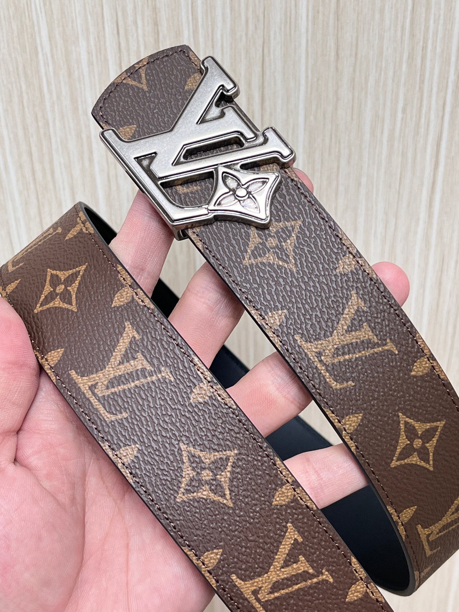 当季新款（型号M884）一面是经典Monogram老花帆布，另一面是黑色牛皮，可根据穿搭场景切换风格，实