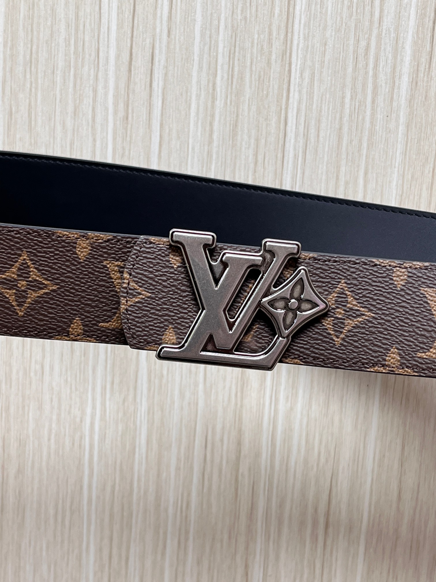当季新款（型号M884）一面是经典Monogram老花帆布，另一面是黑色牛皮，可根据穿搭场景切换风格，实