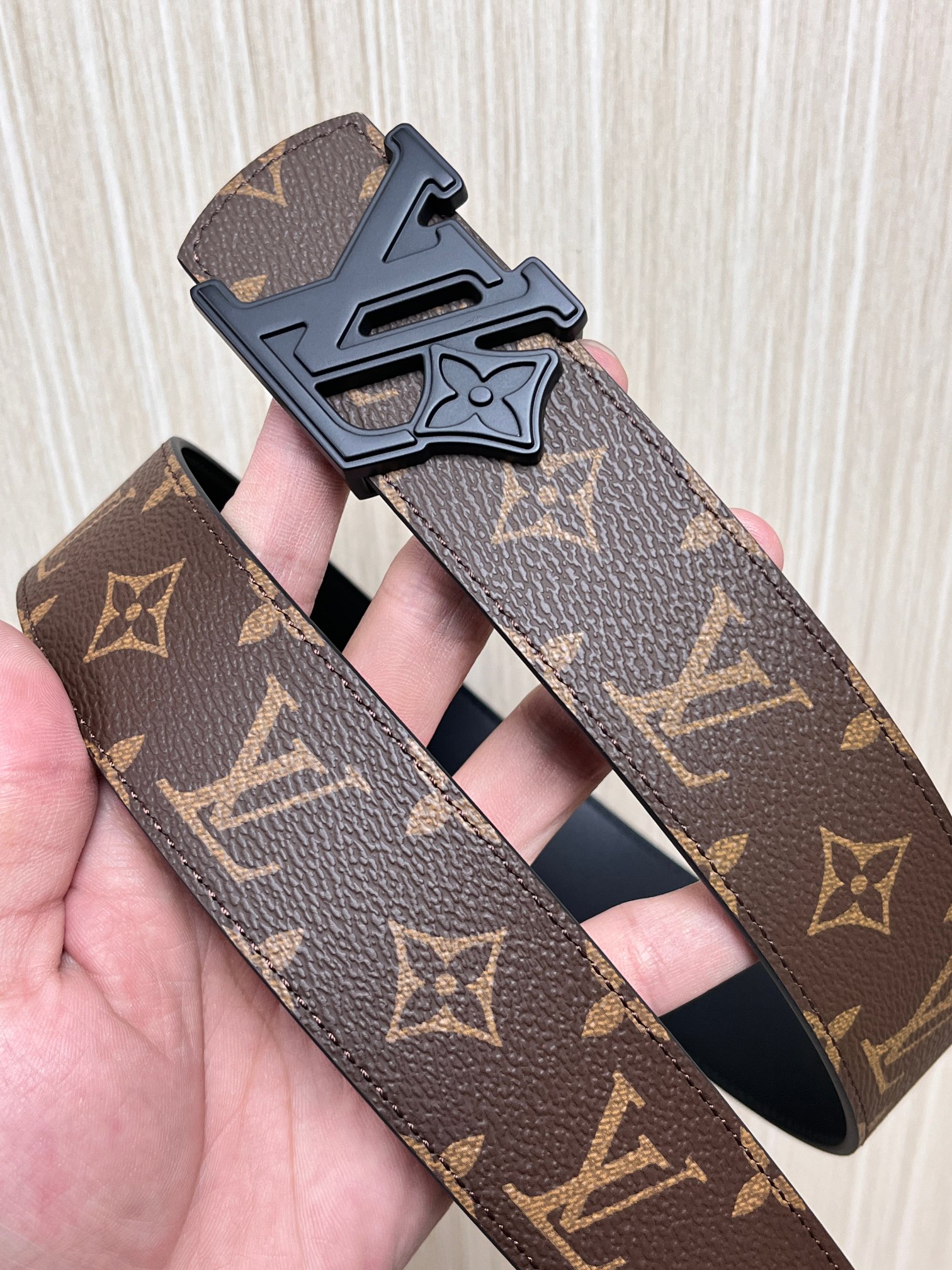 当季新款（型号M884）一面是经典Monogram老花帆布，另一面是黑色牛皮，可根据穿搭场景切换风格，实