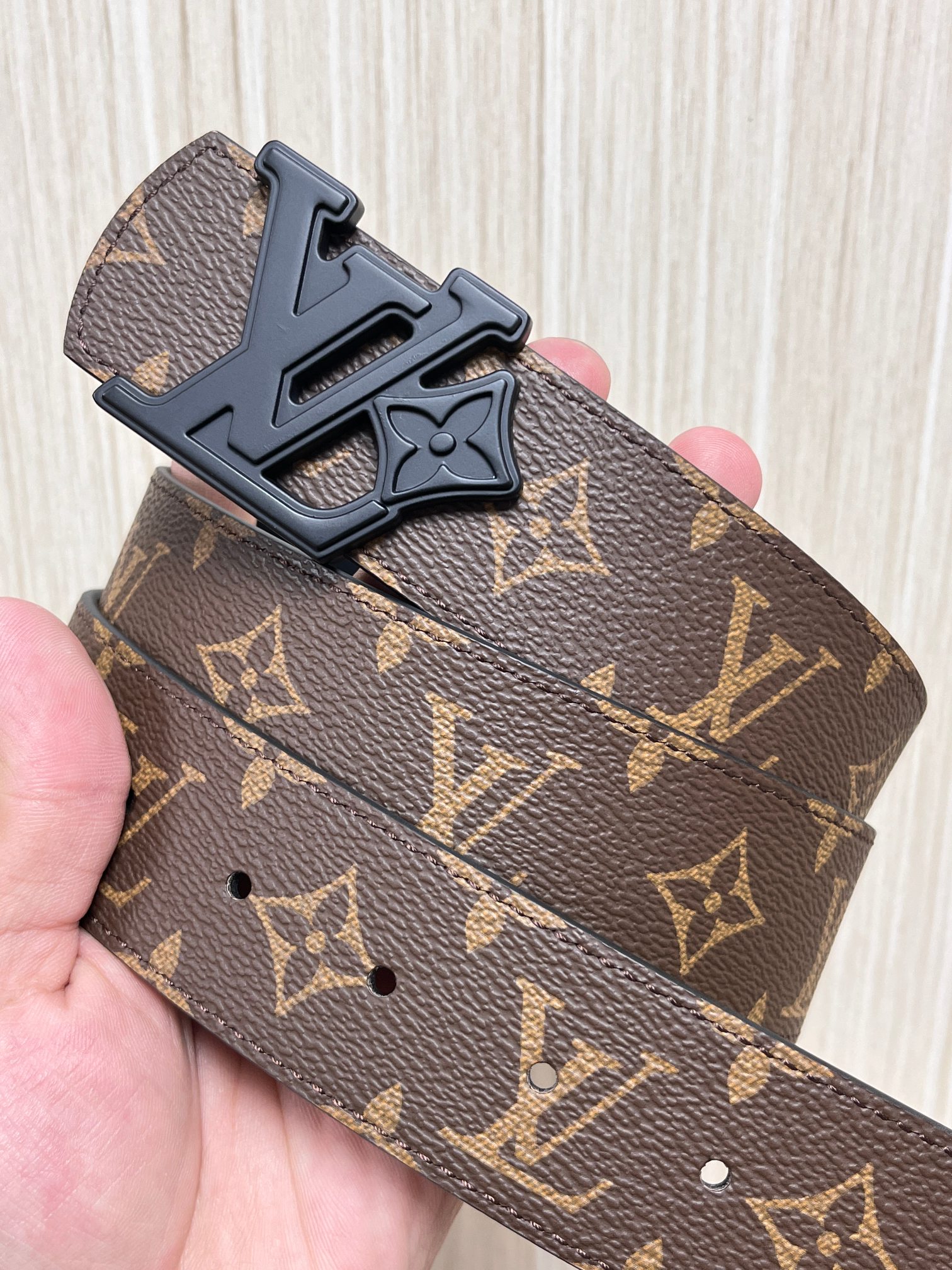 当季新款（型号M884）一面是经典Monogram老花帆布，另一面是黑色牛皮，可根据穿搭场景切换风格，实