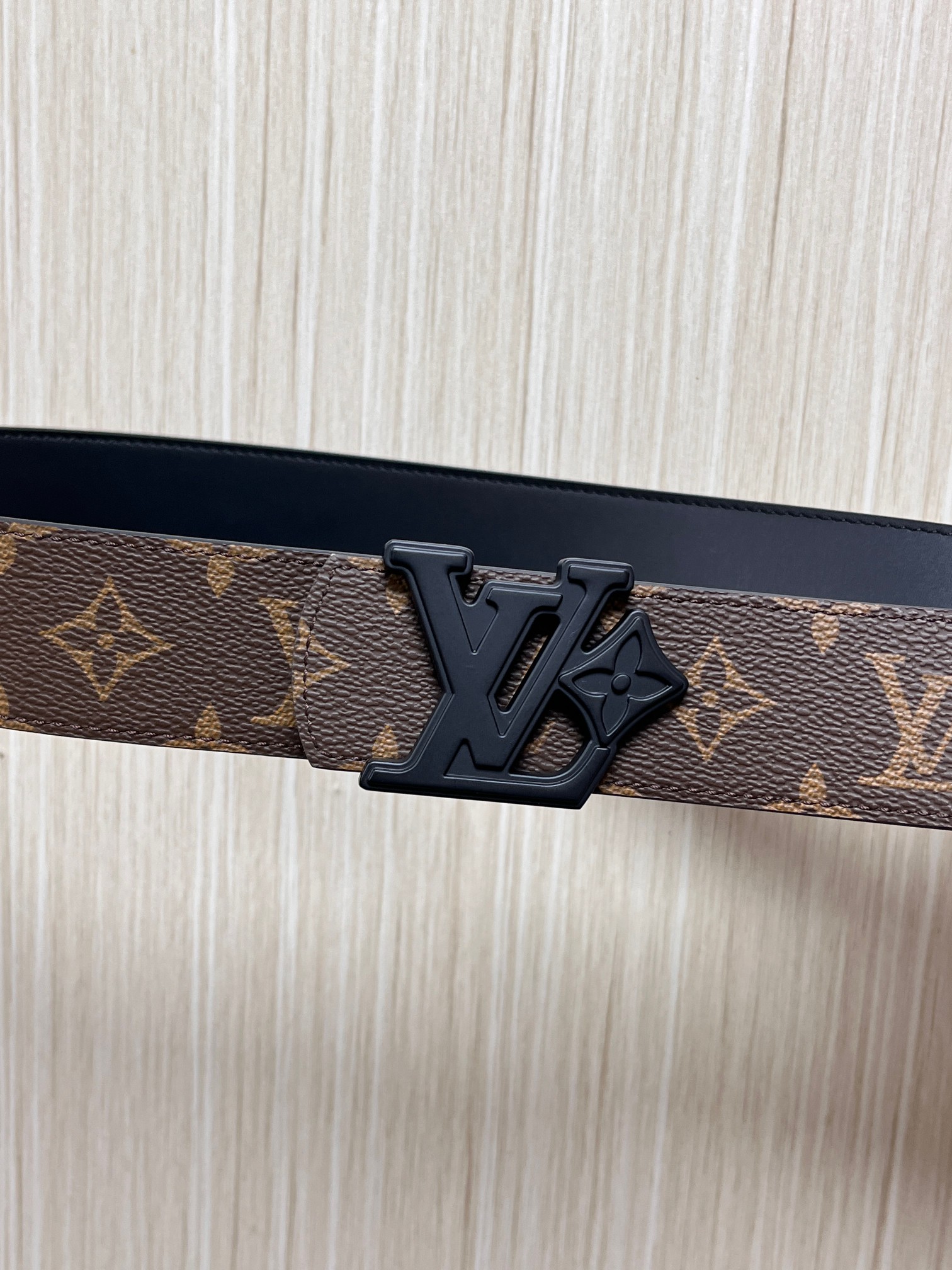 当季新款（型号M884）一面是经典Monogram老花帆布，另一面是黑色牛皮，可根据穿搭场景切换风格，实
