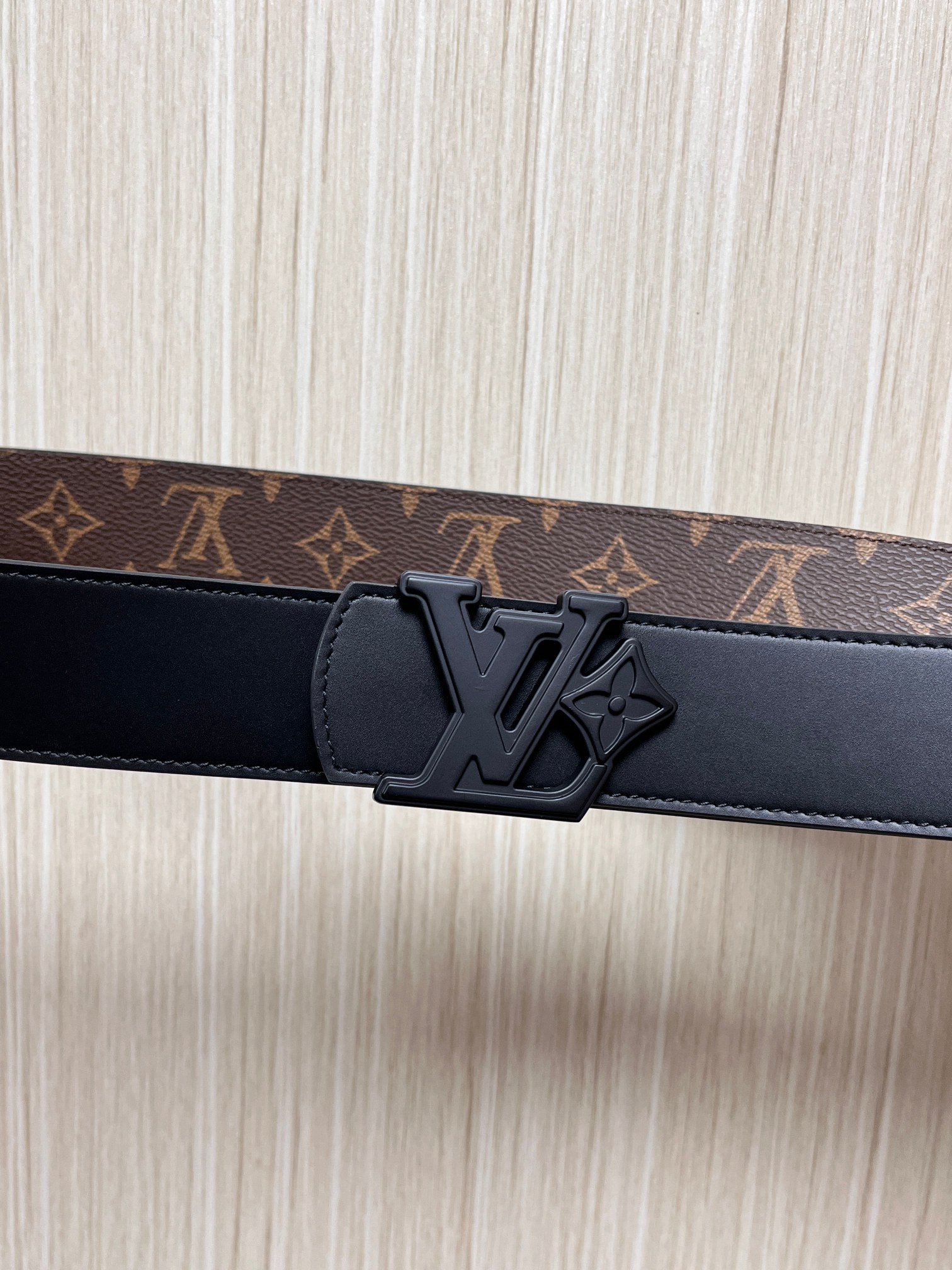 当季新款（型号M884）一面是经典Monogram老花帆布，另一面是黑色牛皮，可根据穿搭场景切换风格，实