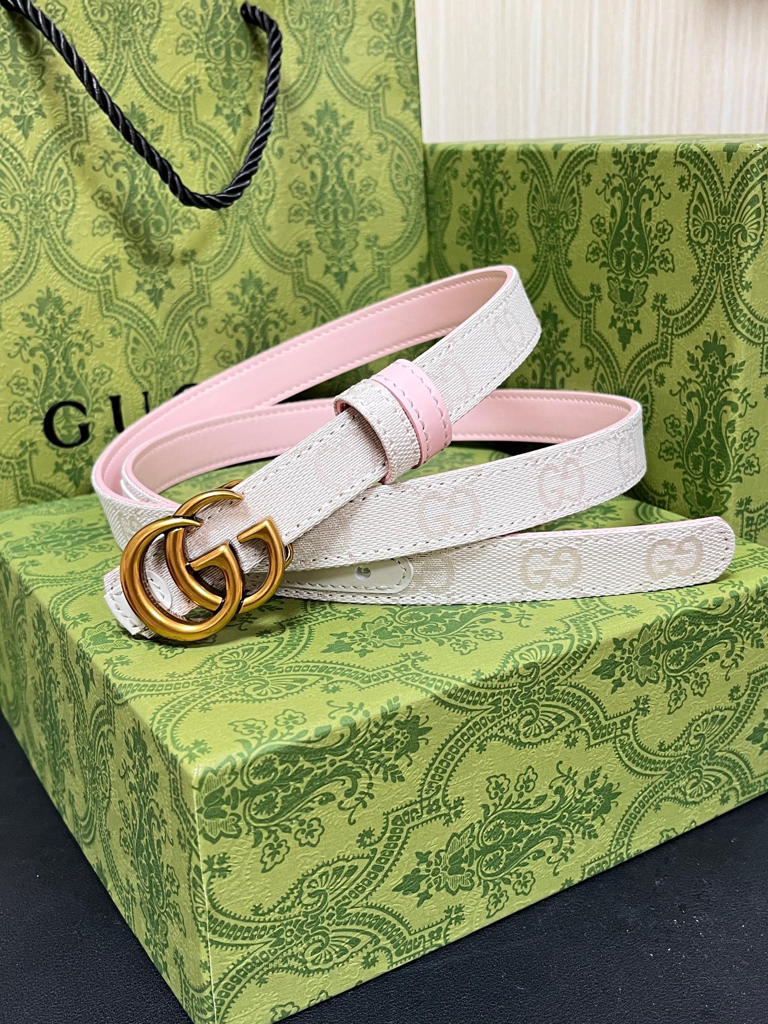 当季新款Generation Gucci古驰世代系列深入探索品牌的典藏元素，将不同世代的设计融合为统一的