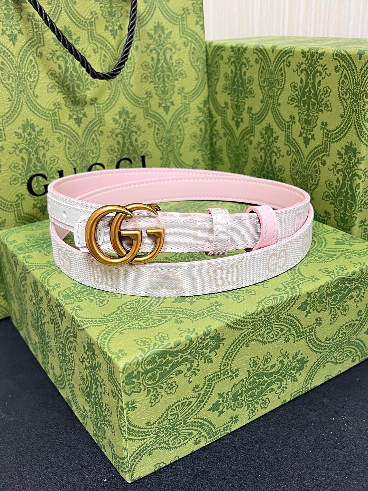 当季新款Generation Gucci古驰世代系列深入探索品牌的典藏元素，将不同世代的设计融合为统一的