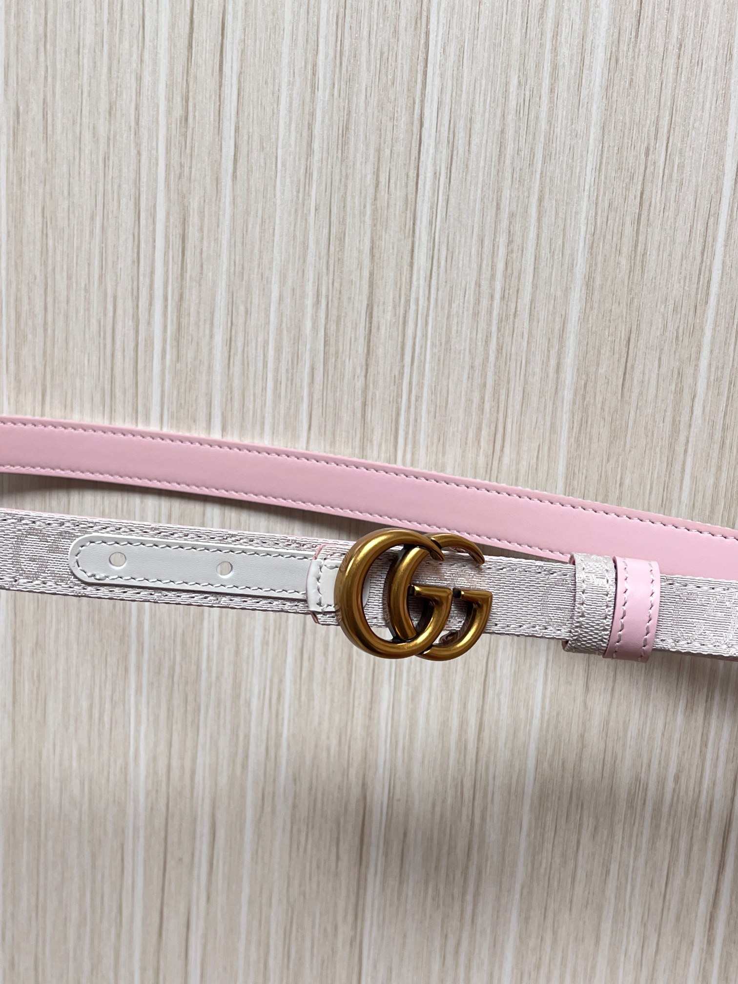 当季新款Generation Gucci古驰世代系列深入探索品牌的典藏元素，将不同世代的设计融合为统一的