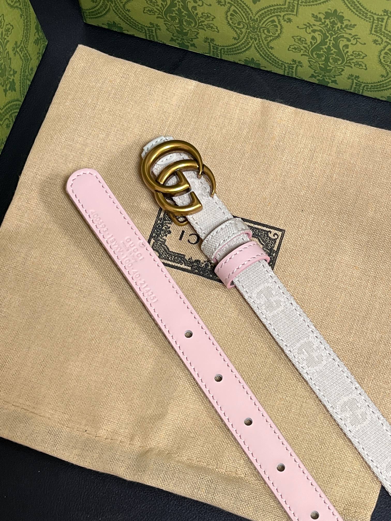 当季新款Generation Gucci古驰世代系列深入探索品牌的典藏元素，将不同世代的设计融合为统一的
