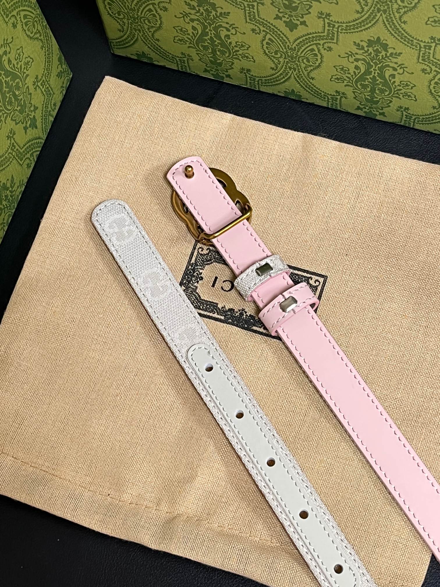 当季新款Generation Gucci古驰世代系列深入探索品牌的典藏元素，将不同世代的设计融合为统一的
