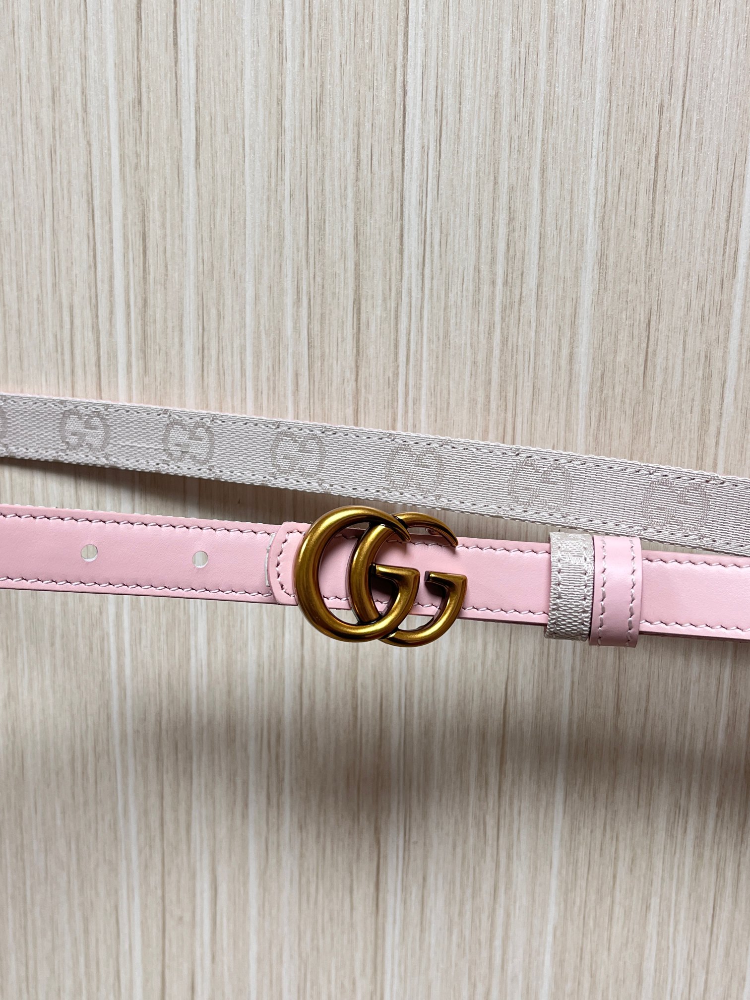 当季新款Generation Gucci古驰世代系列深入探索品牌的典藏元素，将不同世代的设计融合为统一的