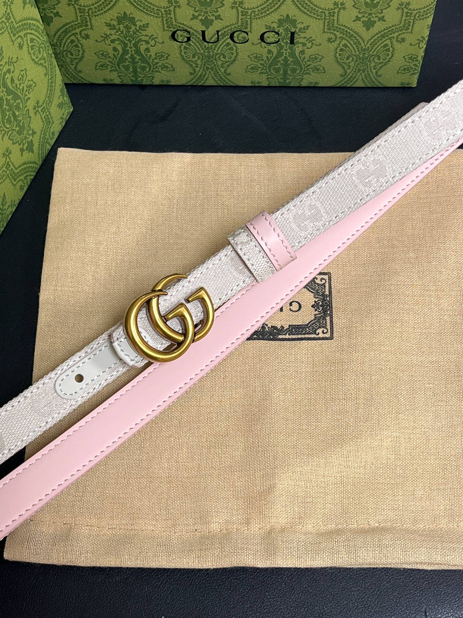 当季新款Generation Gucci古驰世代系列深入探索品牌的典藏元素，将不同世代的设计融合为统一的