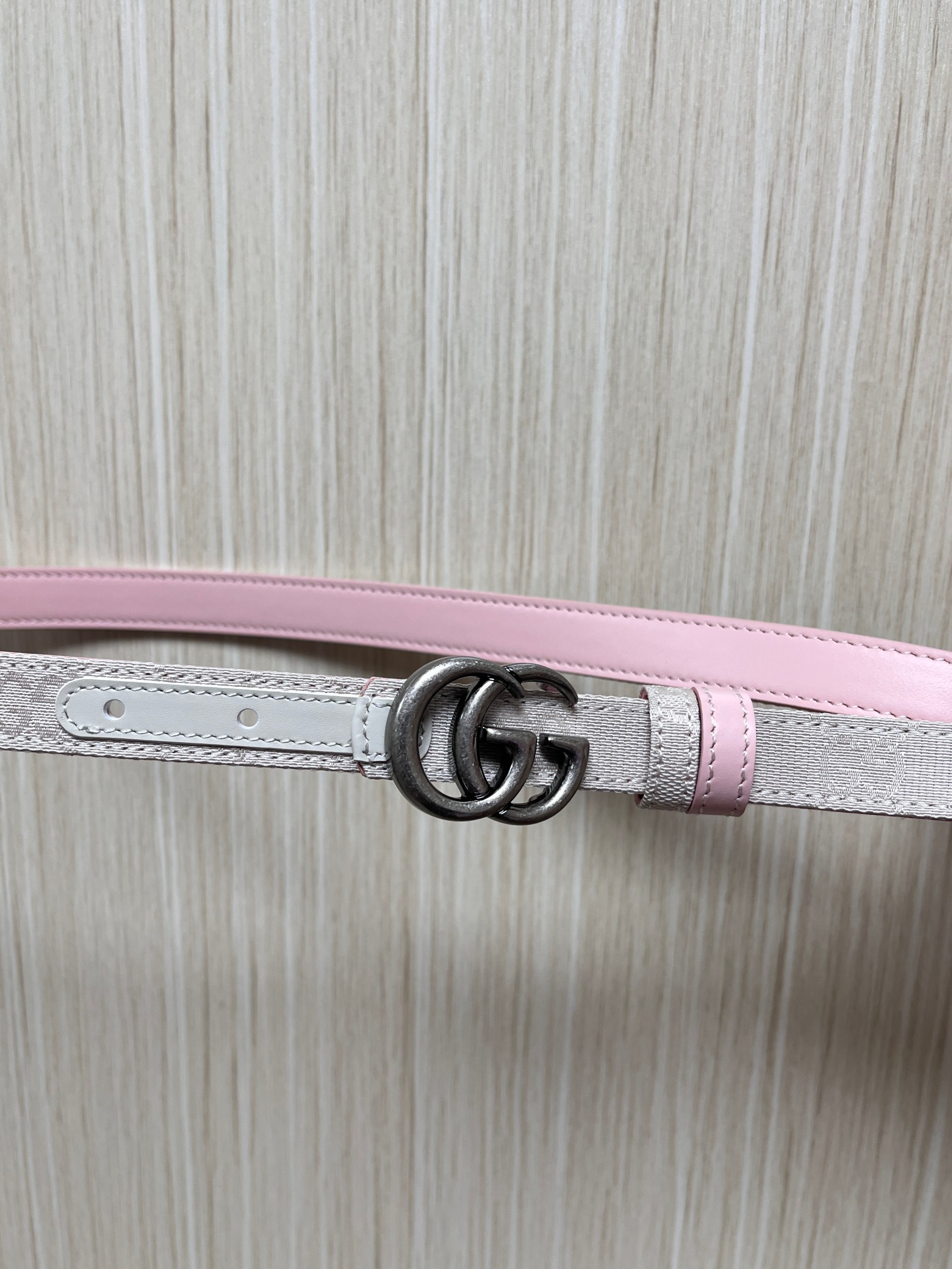当季新款Generation Gucci古驰世代系列深入探索品牌的典藏元素，将不同世代的设计融合为统一的
