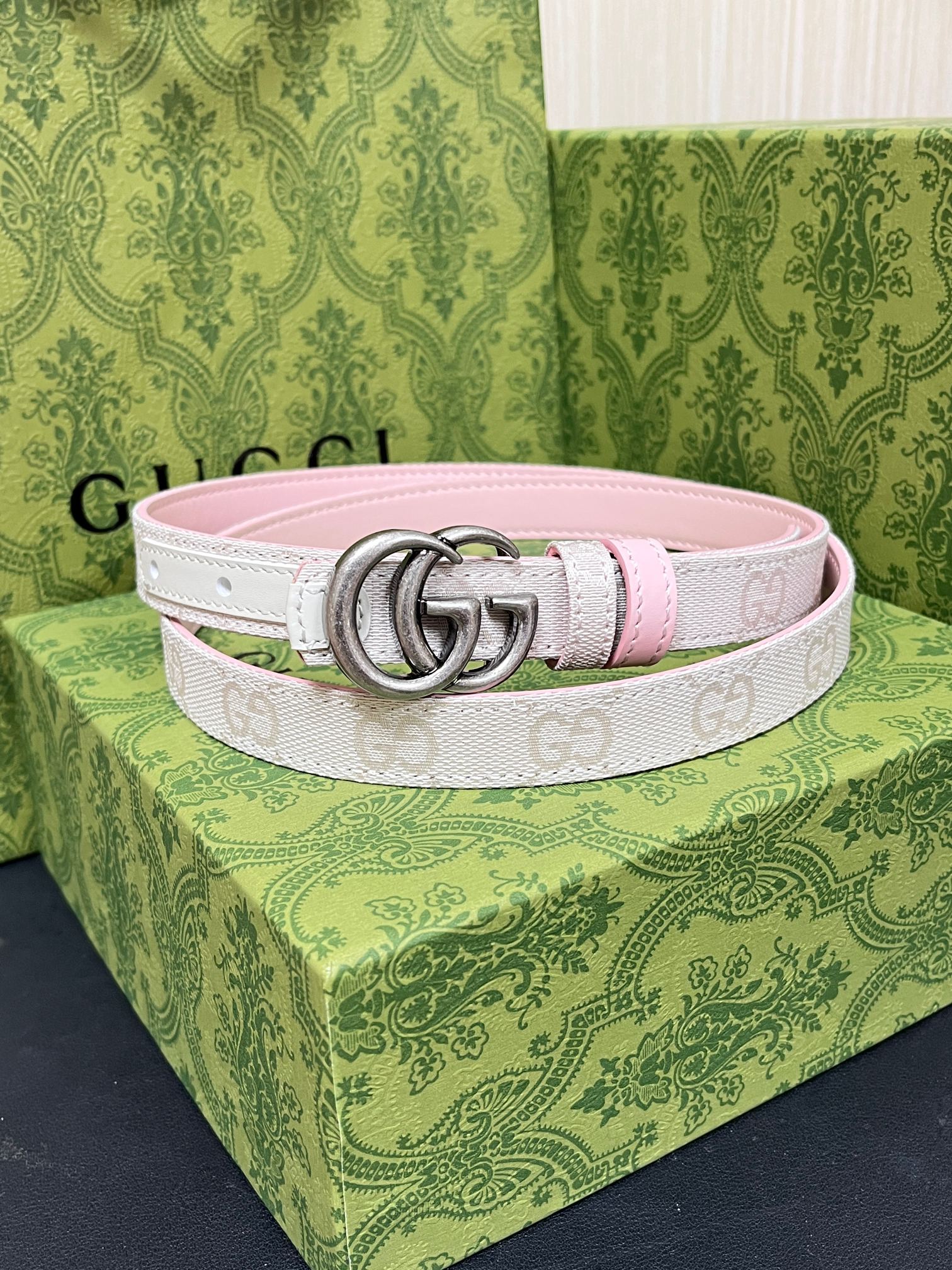当季新款Generation Gucci古驰世代系列深入探索品牌的典藏元素，将不同世代的设计融合为统一的