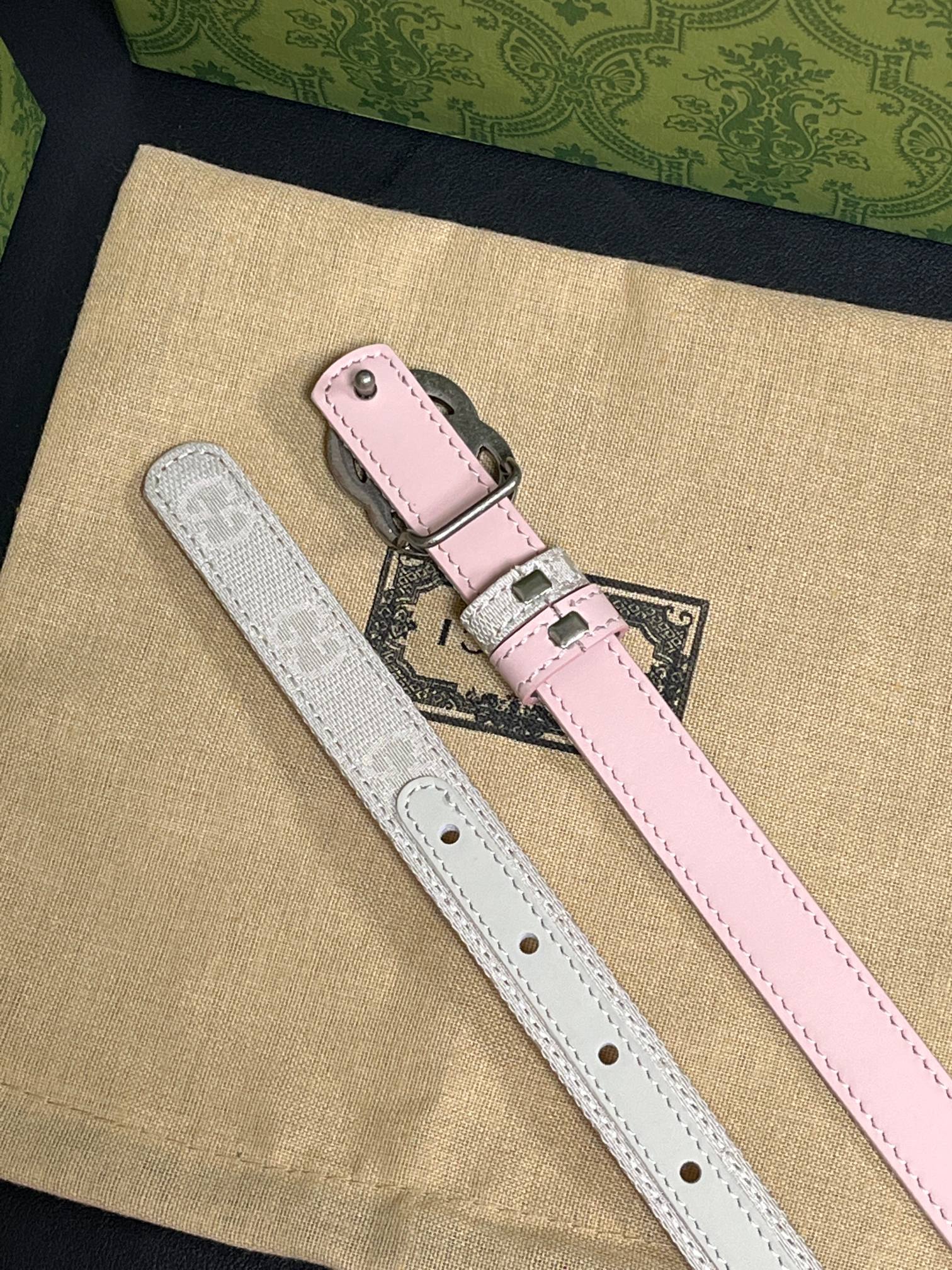 当季新款Generation Gucci古驰世代系列深入探索品牌的典藏元素，将不同世代的设计融合为统一的