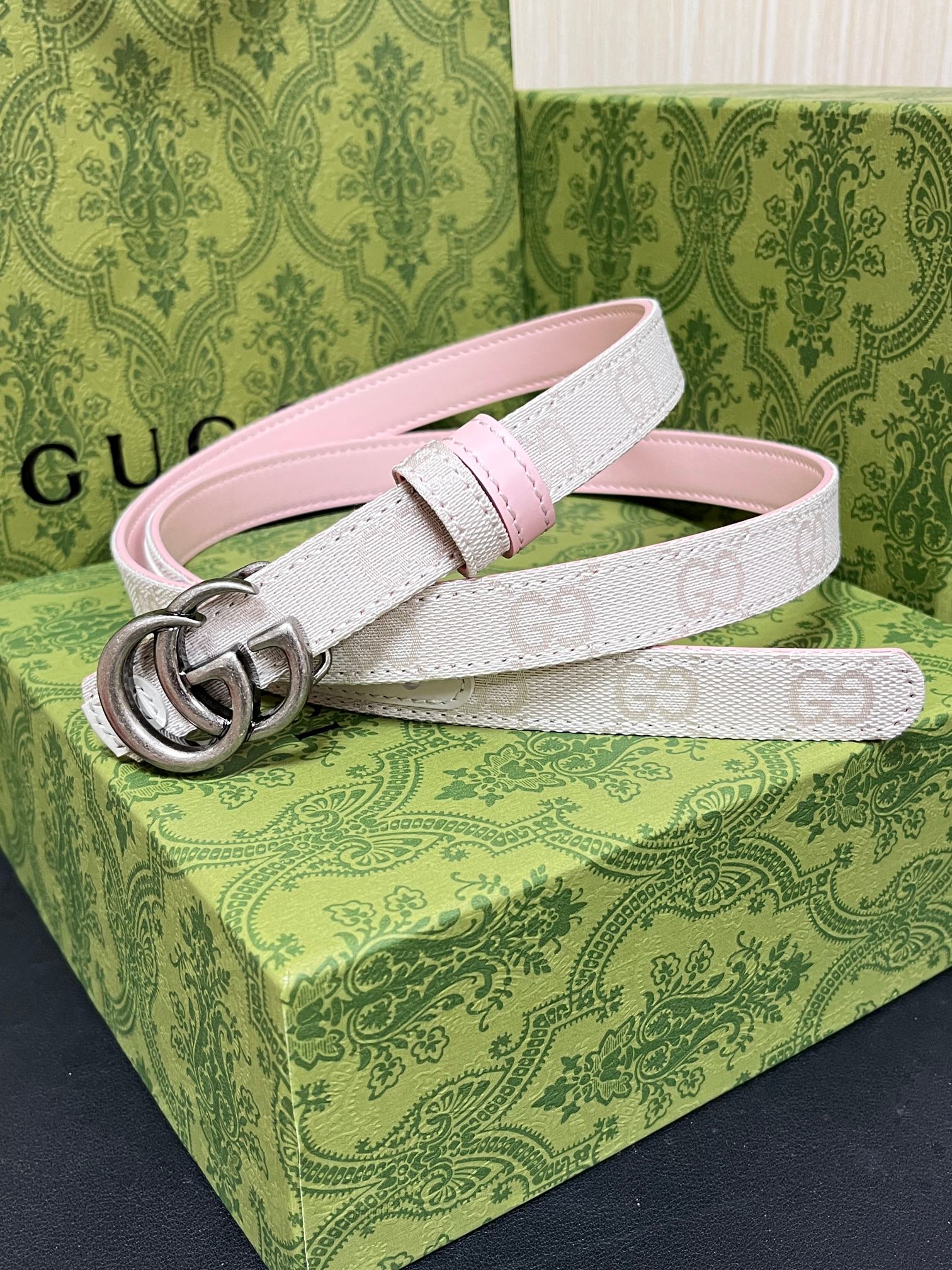 当季新款Generation Gucci古驰世代系列深入探索品牌的典藏元素，将不同世代的设计融合为统一的