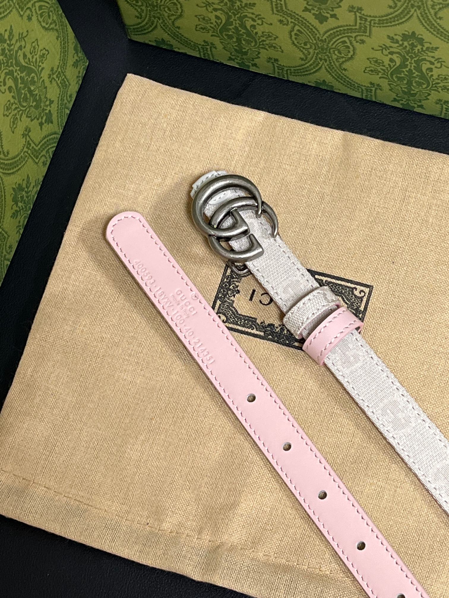 当季新款Generation Gucci古驰世代系列深入探索品牌的典藏元素，将不同世代的设计融合为统一的