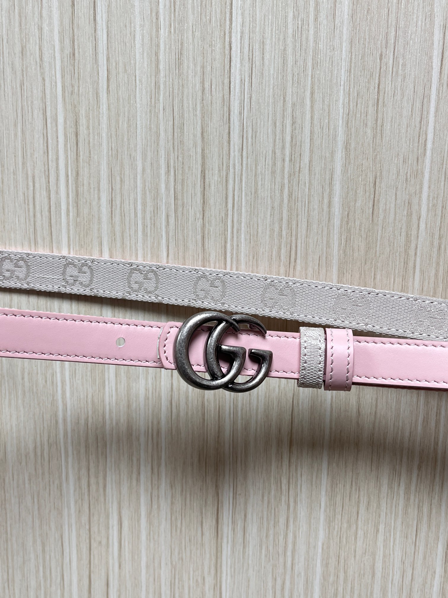 当季新款Generation Gucci古驰世代系列深入探索品牌的典藏元素，将不同世代的设计融合为统一的