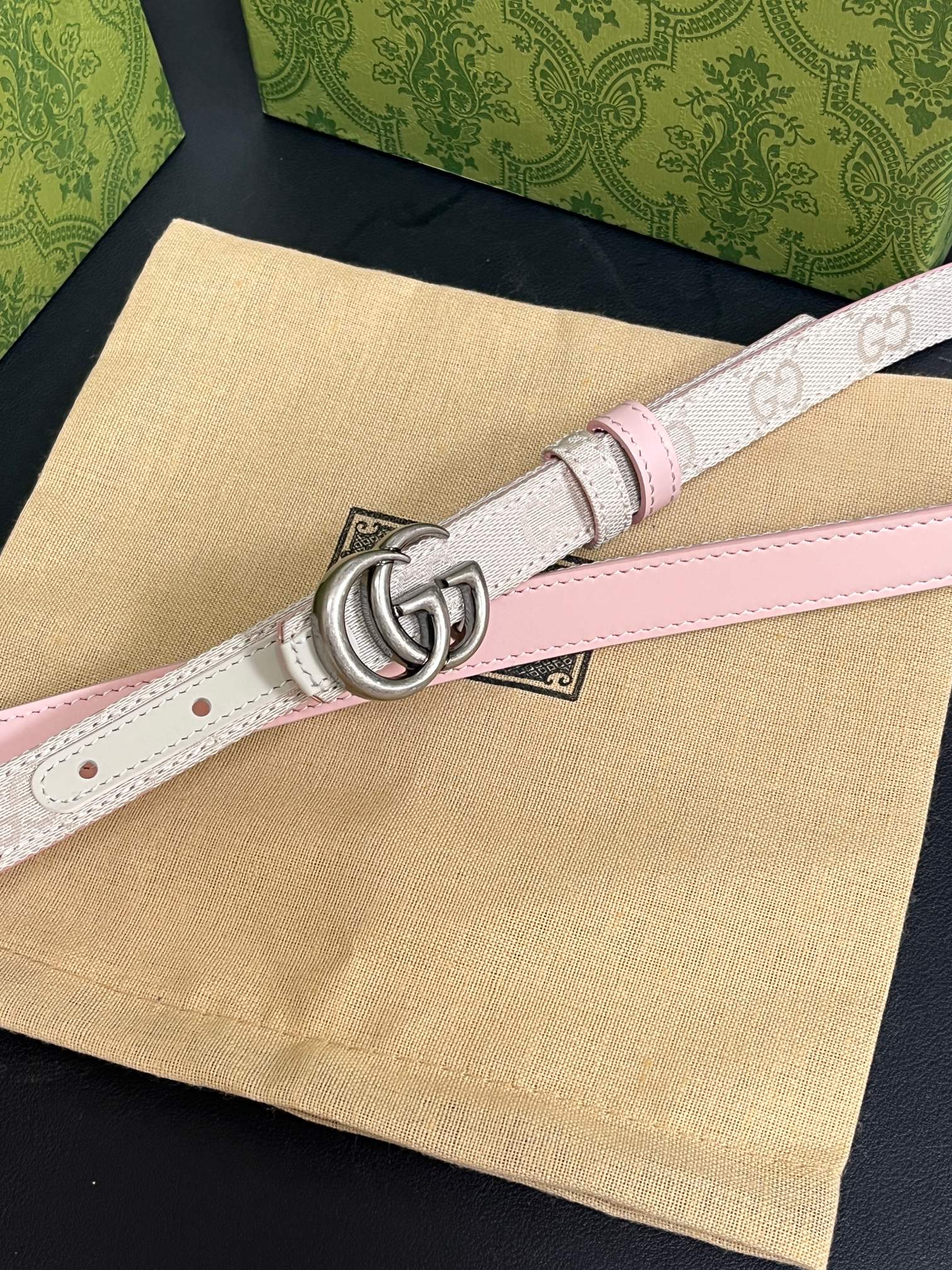 当季新款Generation Gucci古驰世代系列深入探索品牌的典藏元素，将不同世代的设计融合为统一的