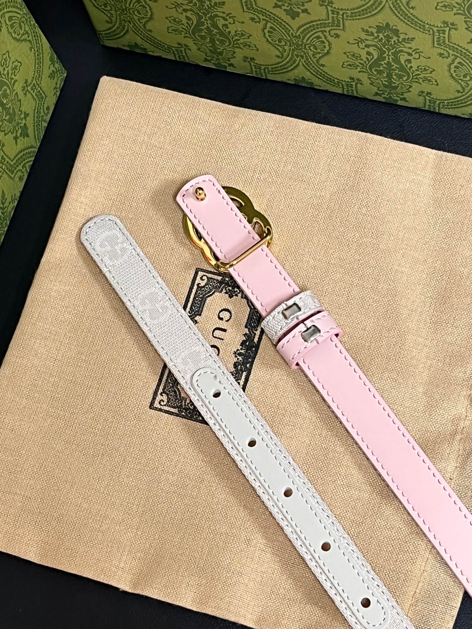 当季新款Generation Gucci古驰世代系列深入探索品牌的典藏元素，将不同世代的设计融合为统一的