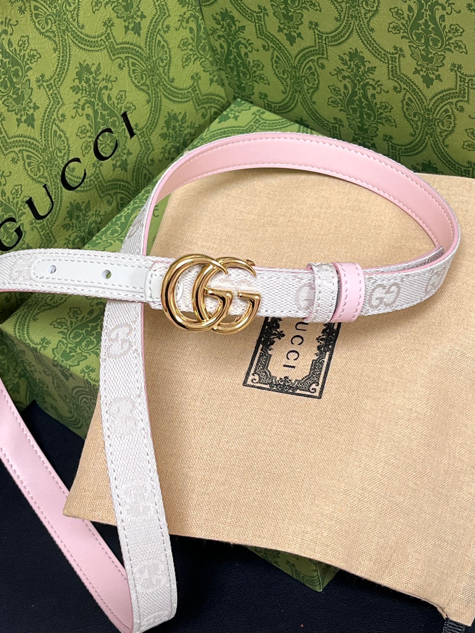 当季新款Generation Gucci古驰世代系列深入探索品牌的典藏元素，将不同世代的设计融合为统一的