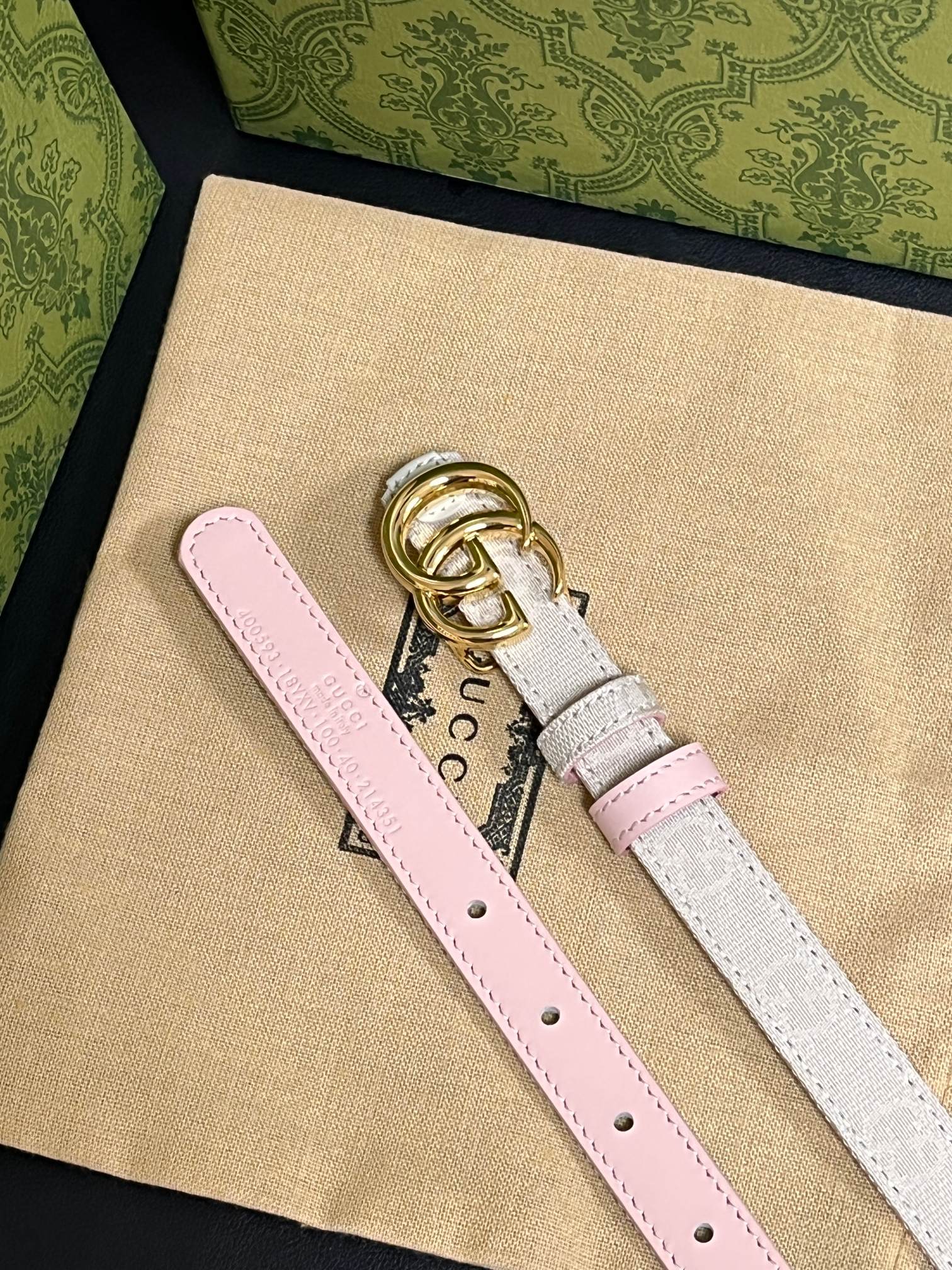 当季新款Generation Gucci古驰世代系列深入探索品牌的典藏元素，将不同世代的设计融合为统一的