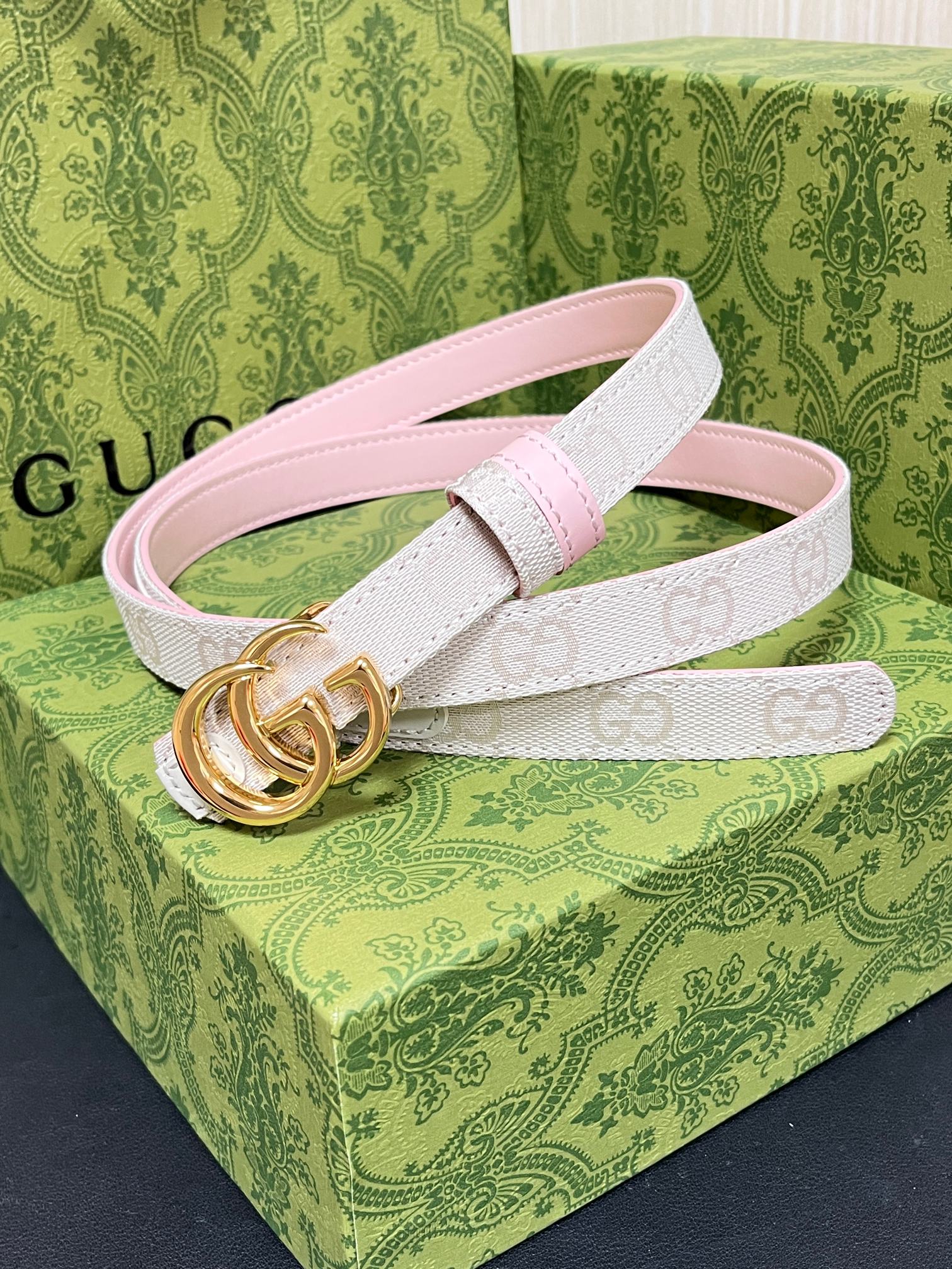 当季新款Generation Gucci古驰世代系列深入探索品牌的典藏元素，将不同世代的设计融合为统一的