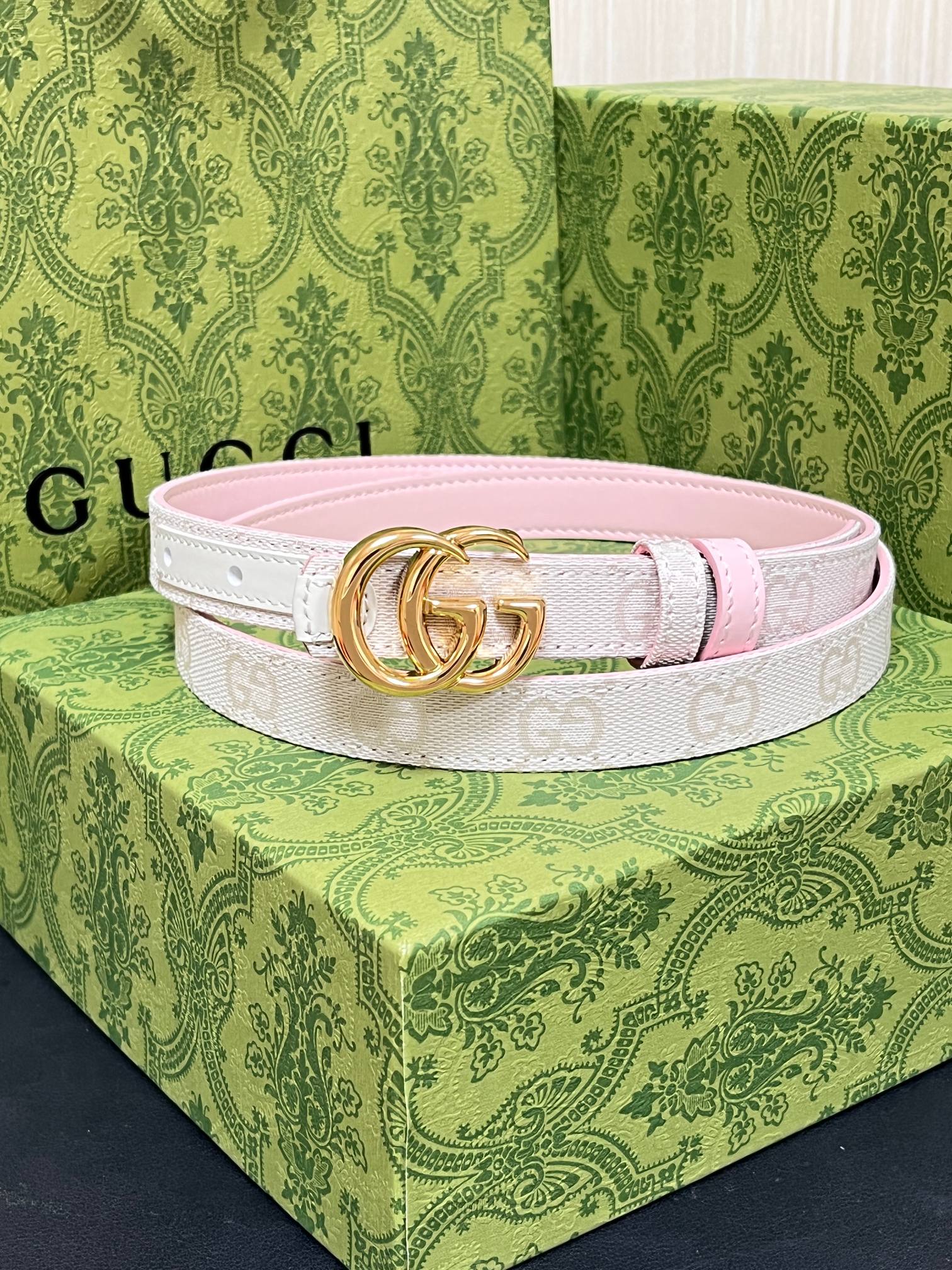 当季新款Generation Gucci古驰世代系列深入探索品牌的典藏元素，将不同世代的设计融合为统一的