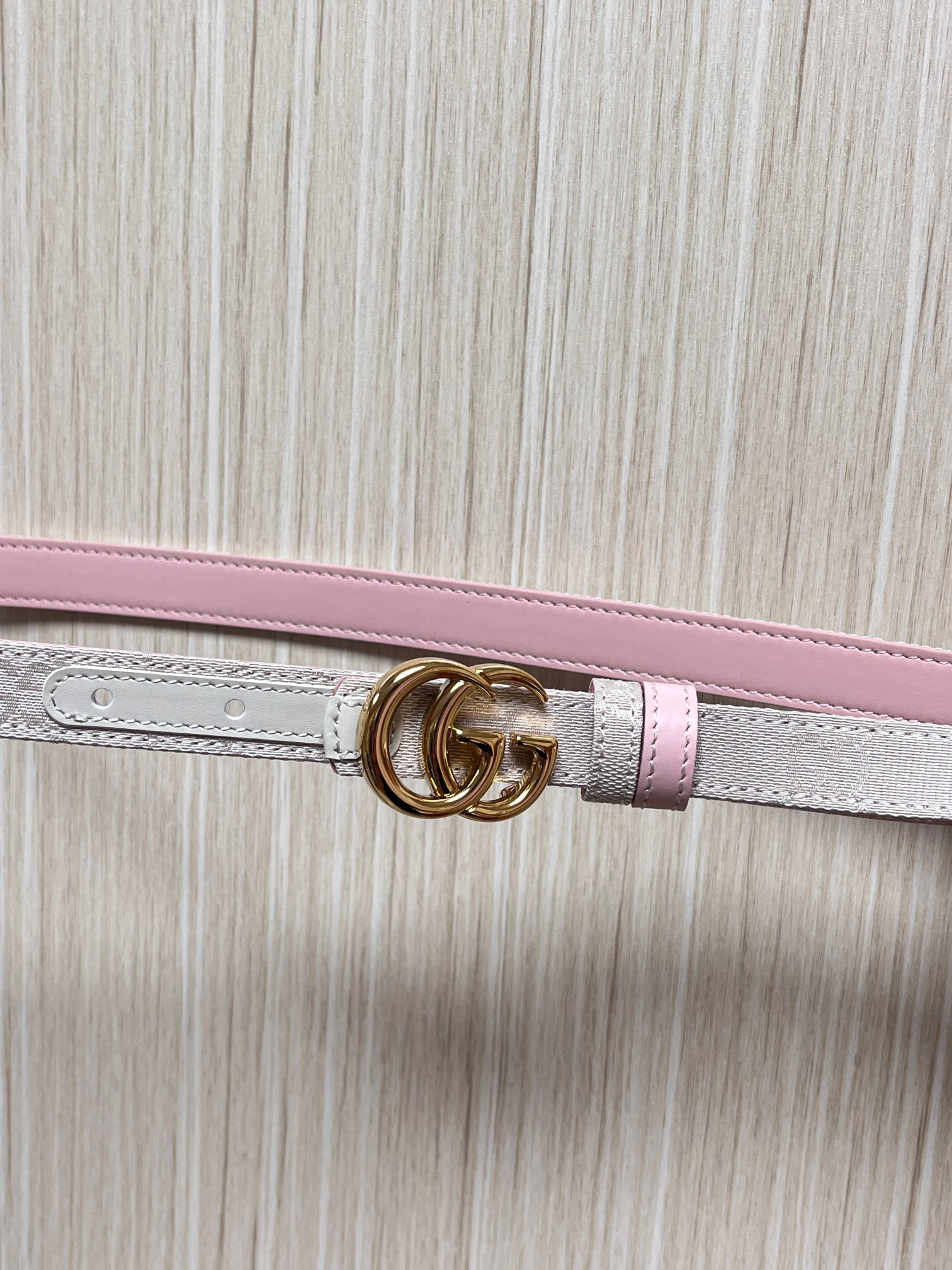 当季新款Generation Gucci古驰世代系列深入探索品牌的典藏元素，将不同世代的设计融合为统一的